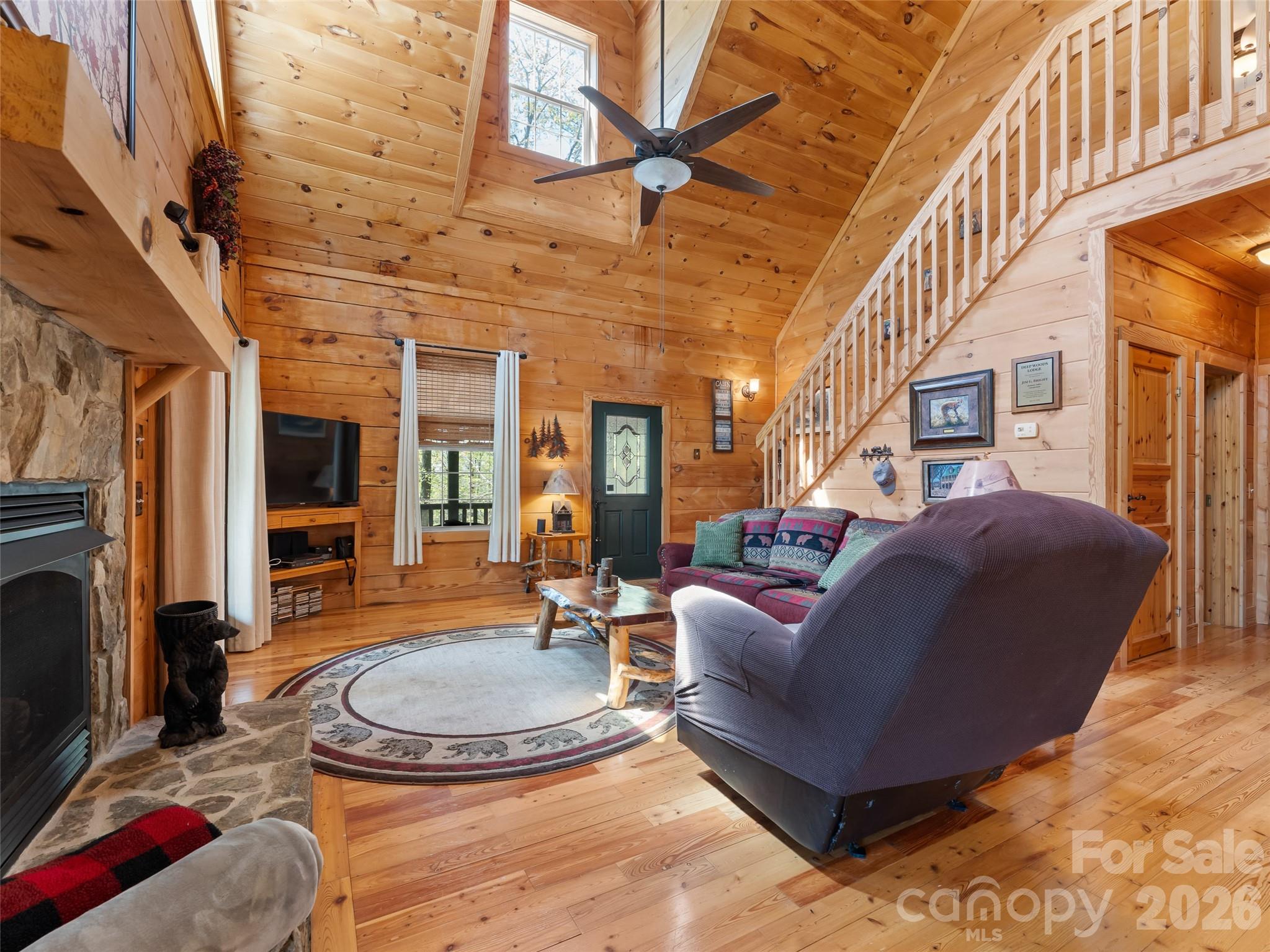 462 Deep Woods Lane — Saluda