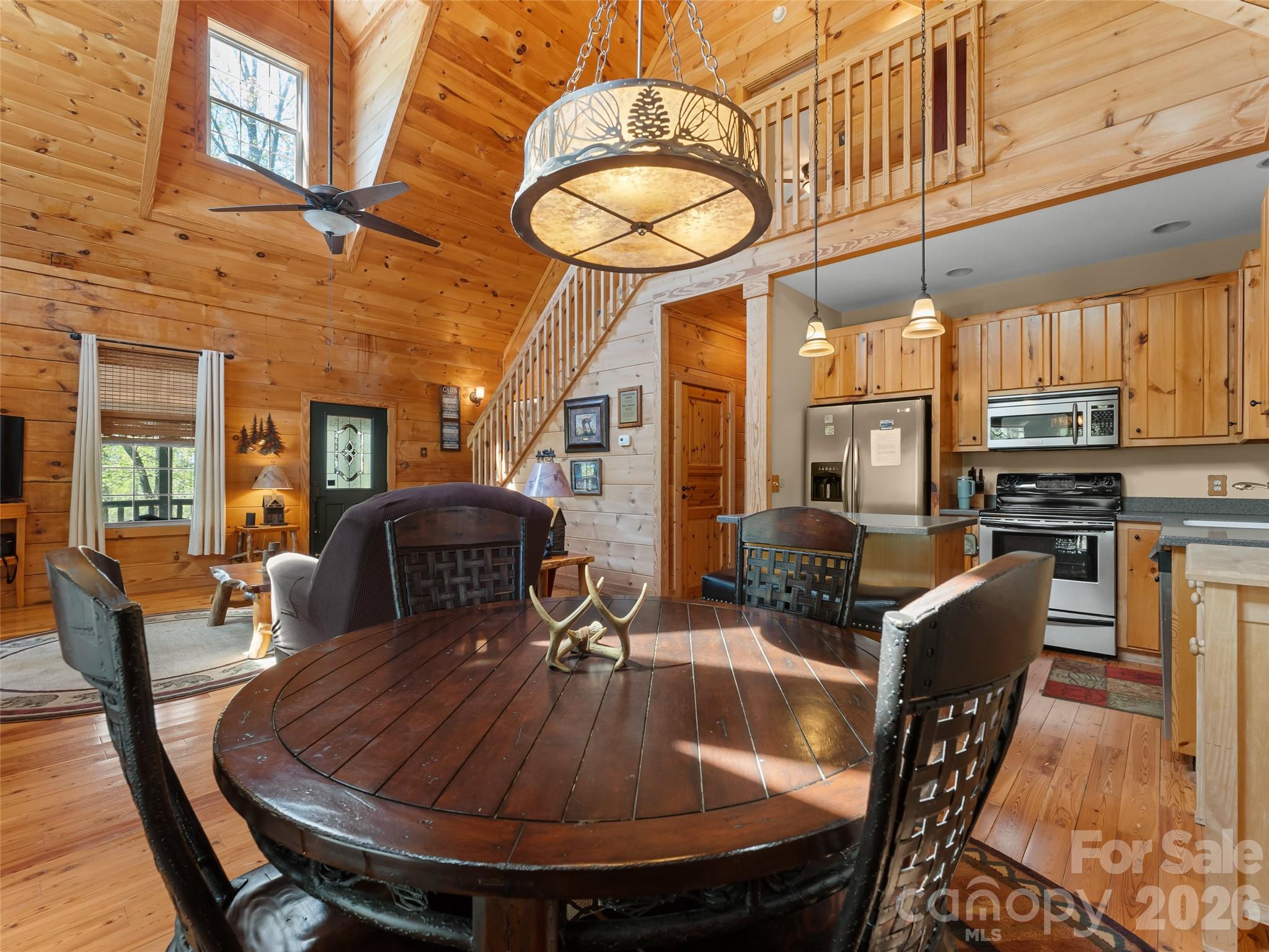 462 Deep Woods Lane — Saluda