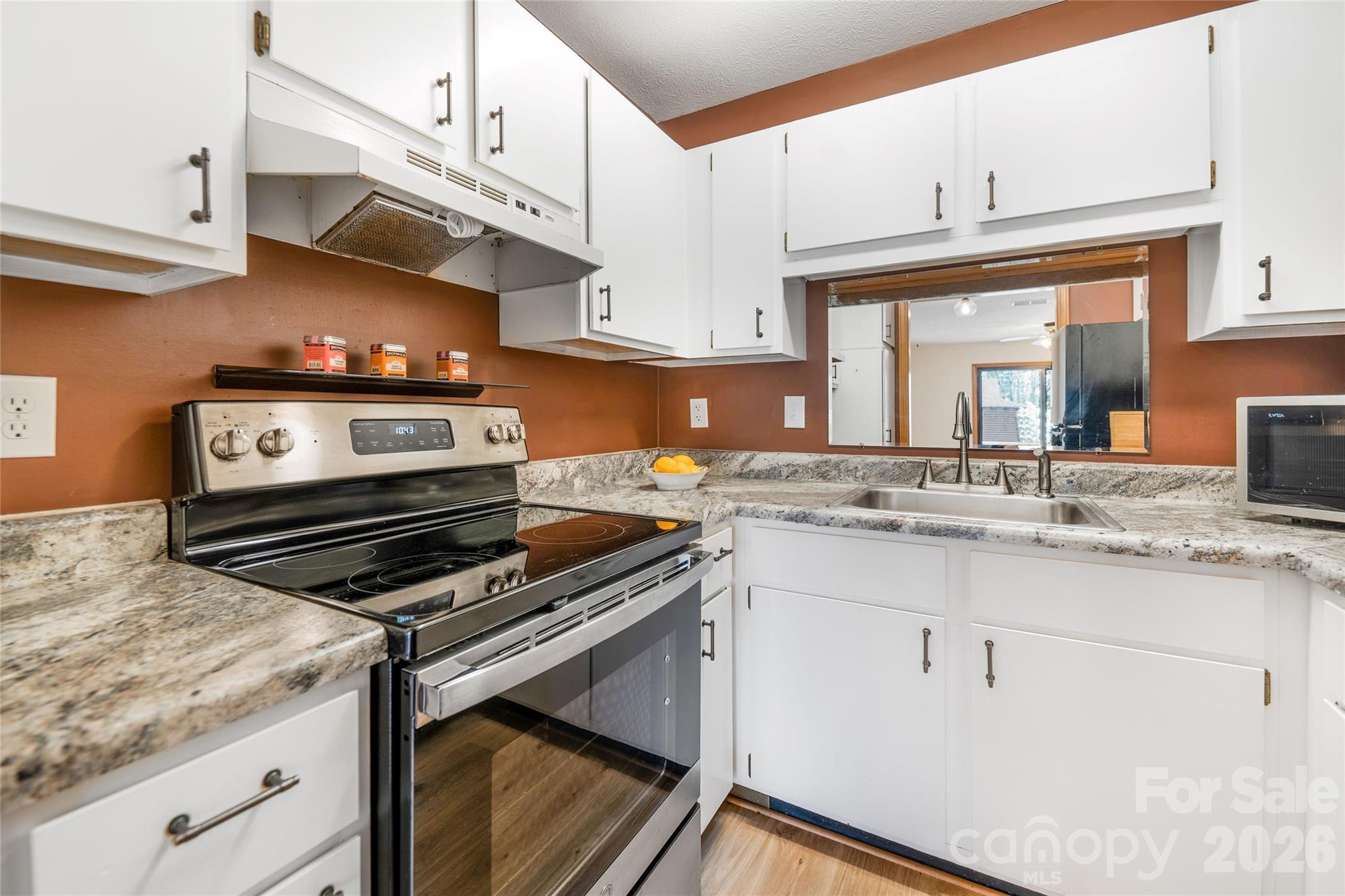 521 Courtwood Lane #8 — Hendersonville