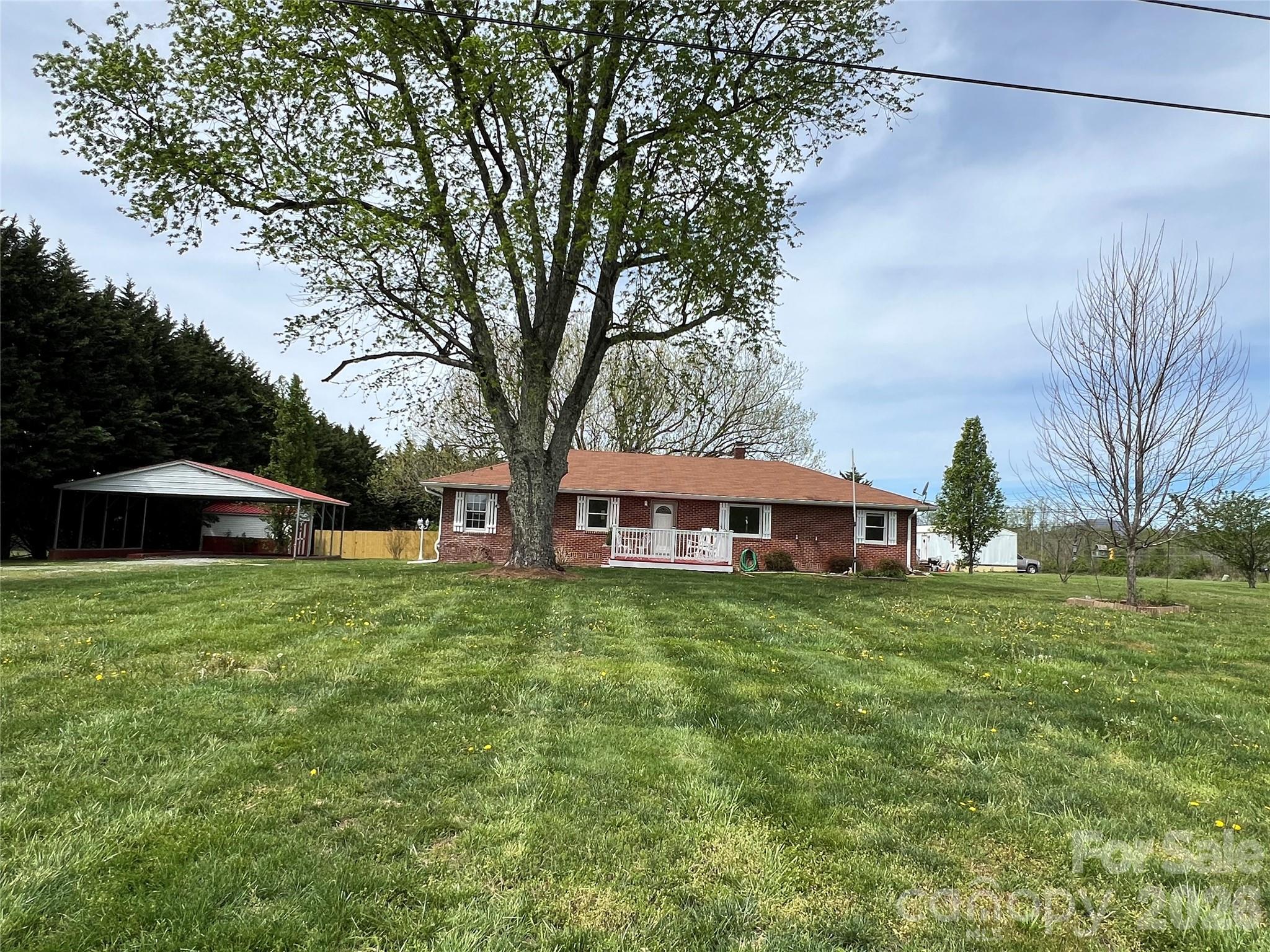 93 Laycock Road — Hendersonville