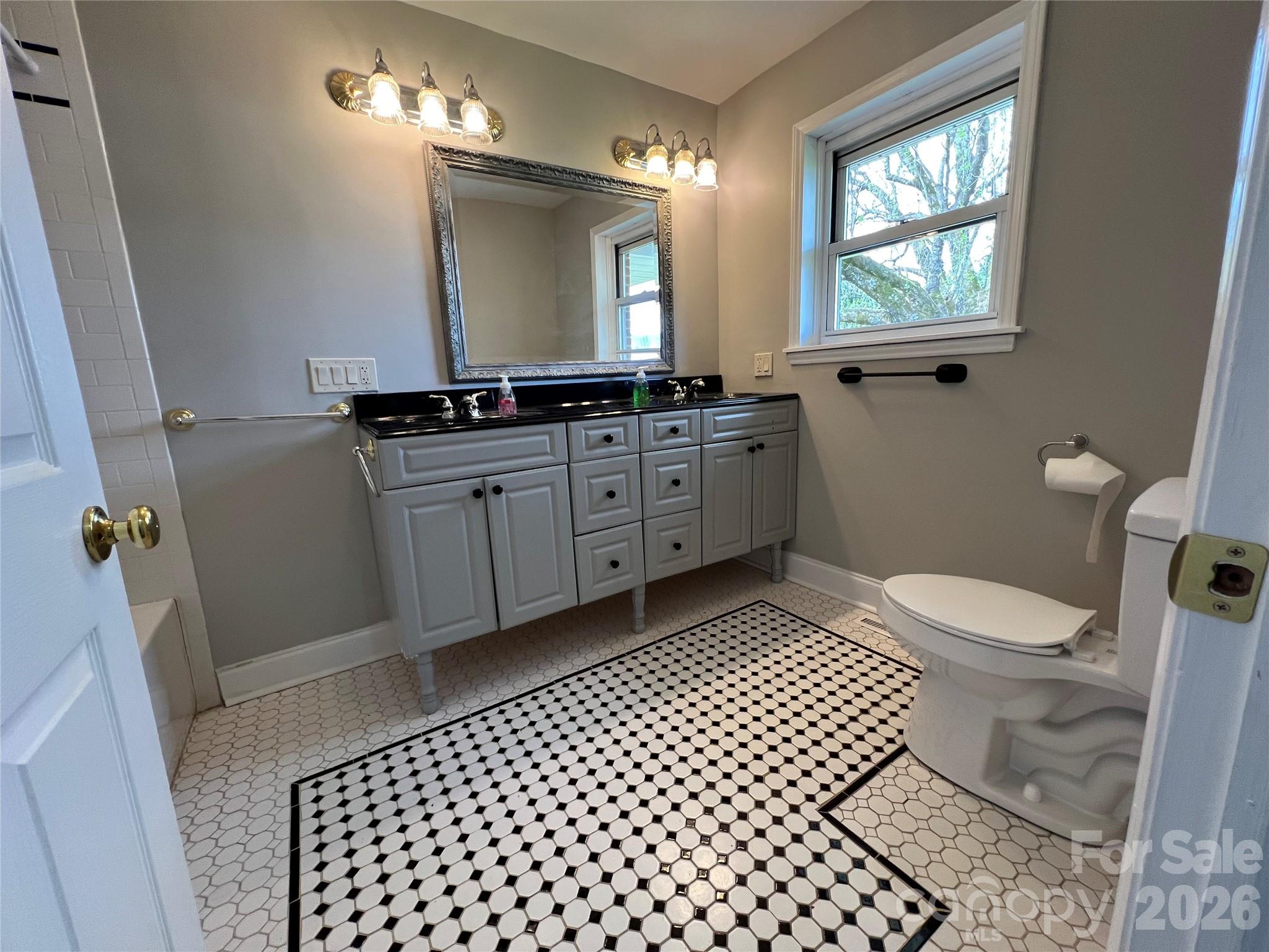 93 Laycock Road — Hendersonville