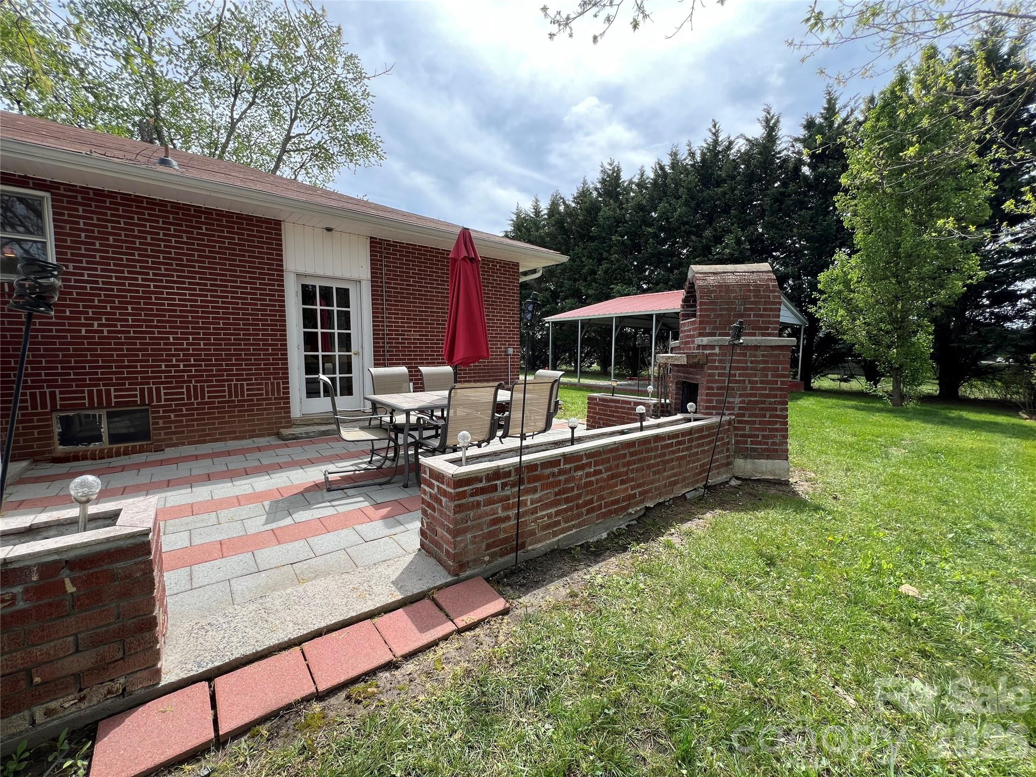 93 Laycock Road — Hendersonville