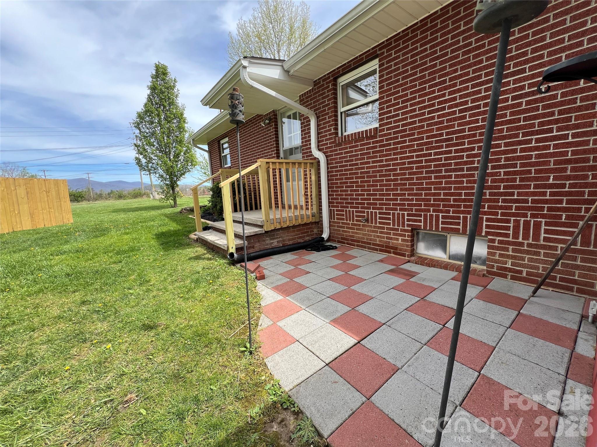 93 Laycock Road — Hendersonville