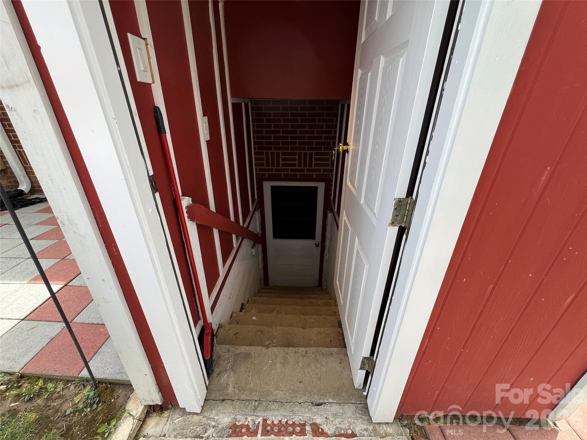93 Laycock Road — Hendersonville
