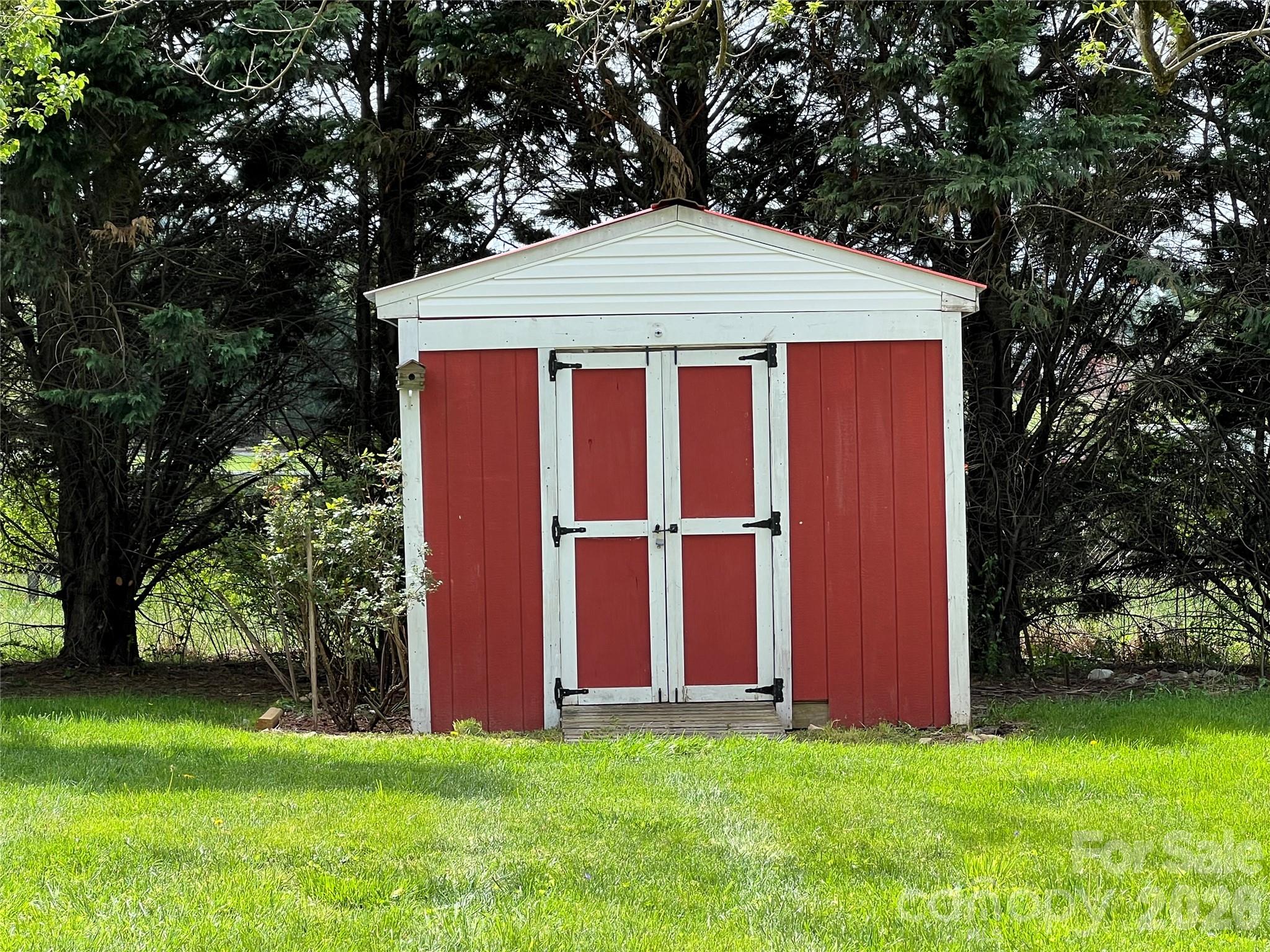 93 Laycock Road — Hendersonville