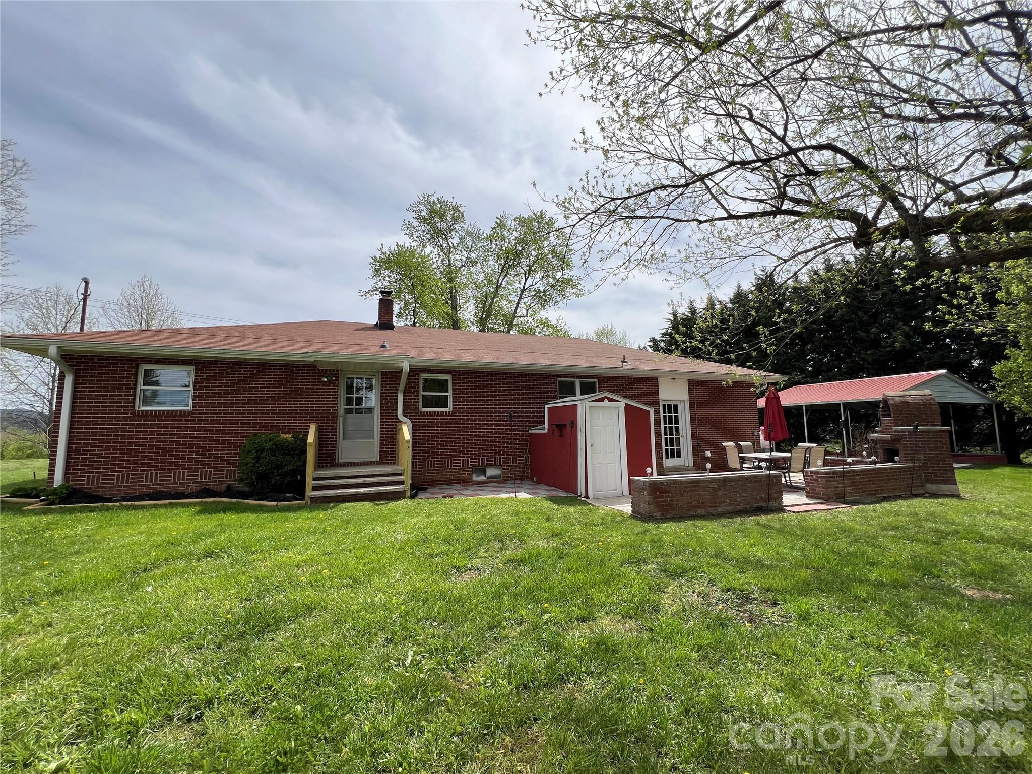 93 Laycock Road — Hendersonville