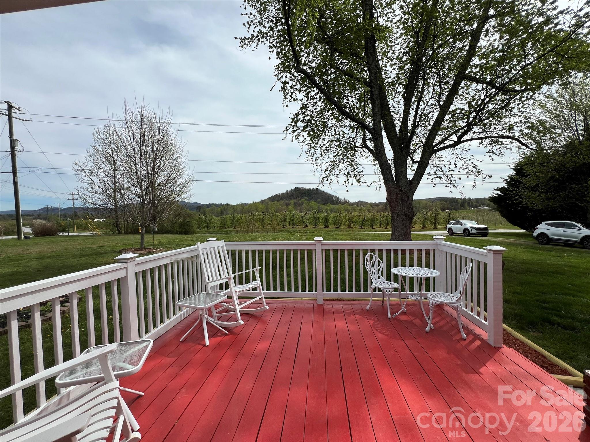 93 Laycock Road — Hendersonville