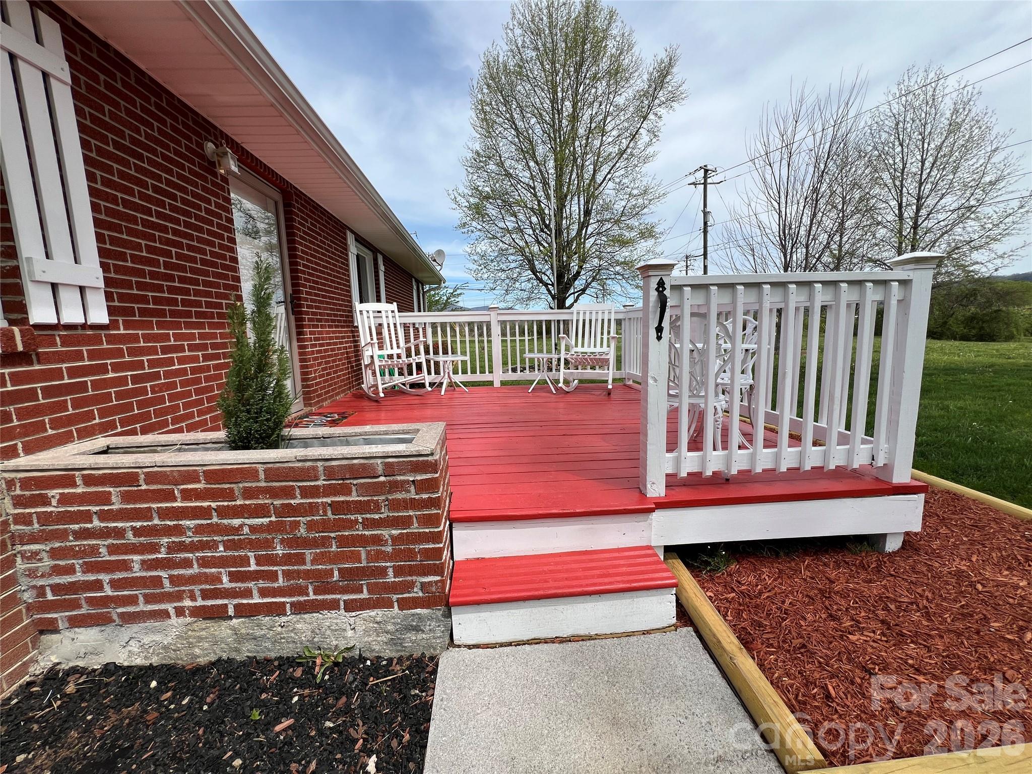93 Laycock Road — Hendersonville