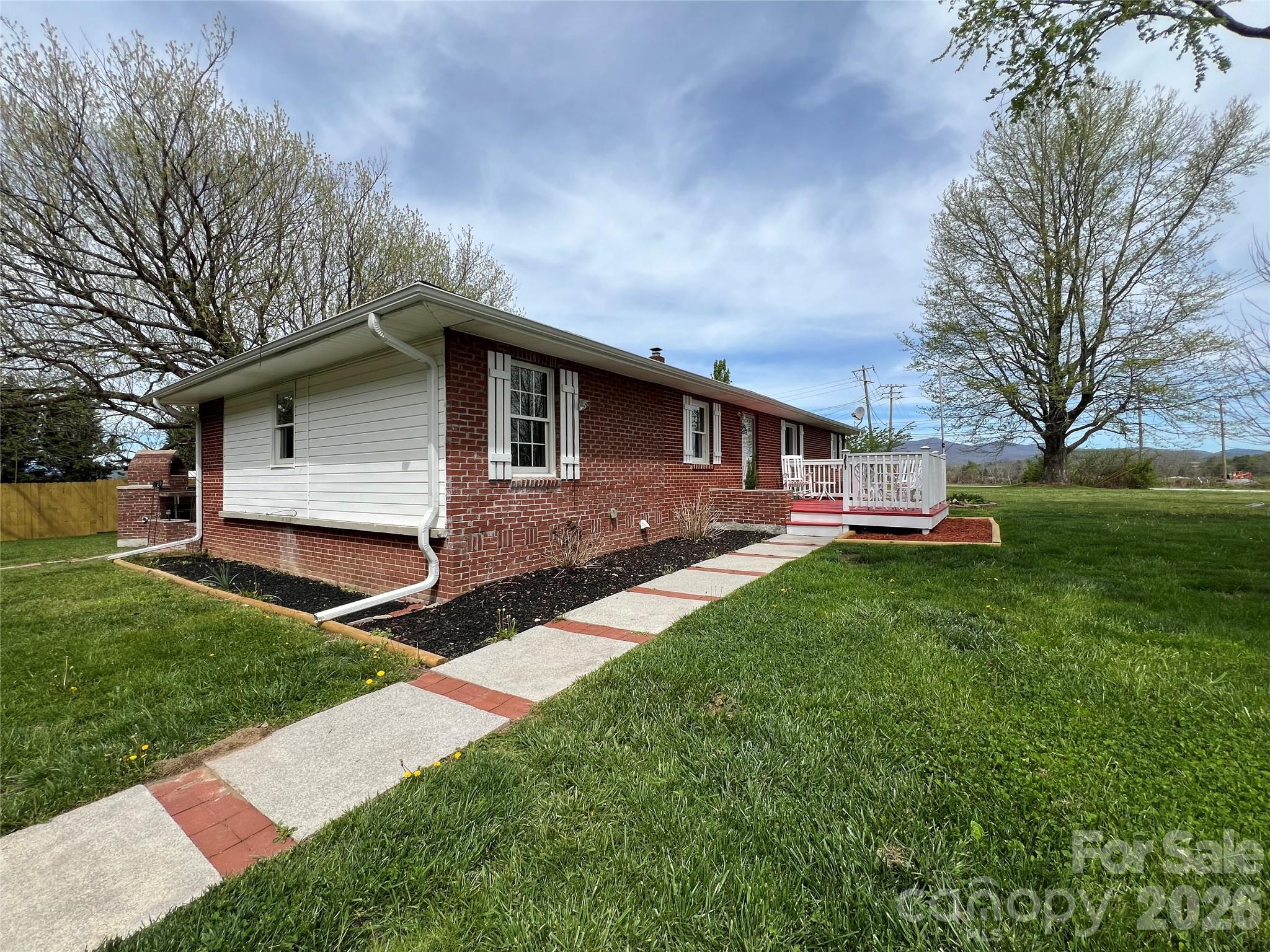 93 Laycock Road — Hendersonville