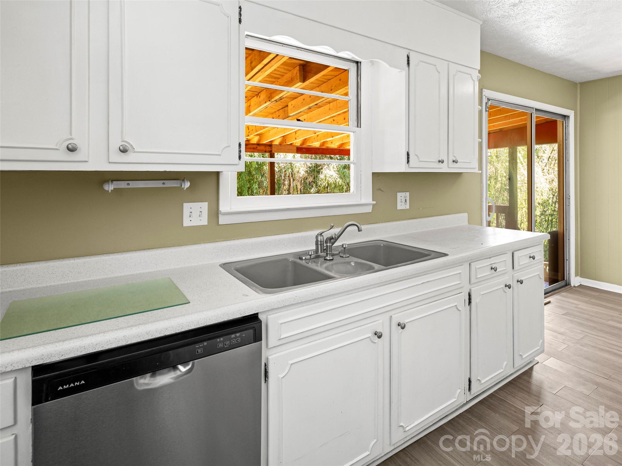 32 Hillendale Road — Asheville