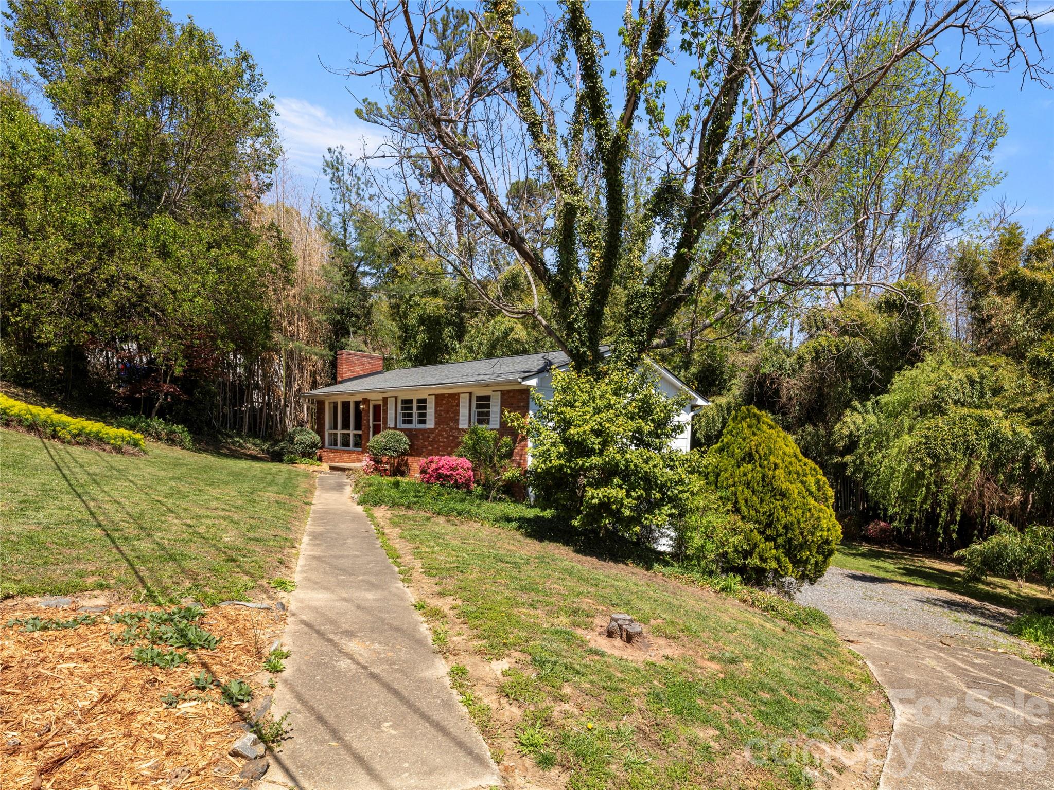 32 Hillendale Road — Asheville