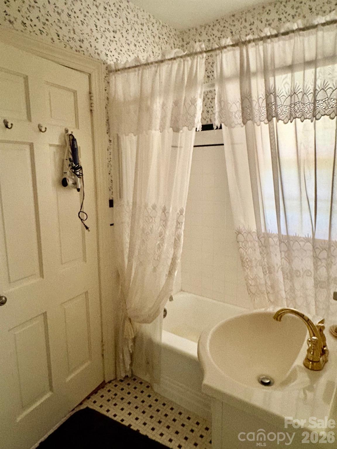 1612 S New Hope Road — Gastonia