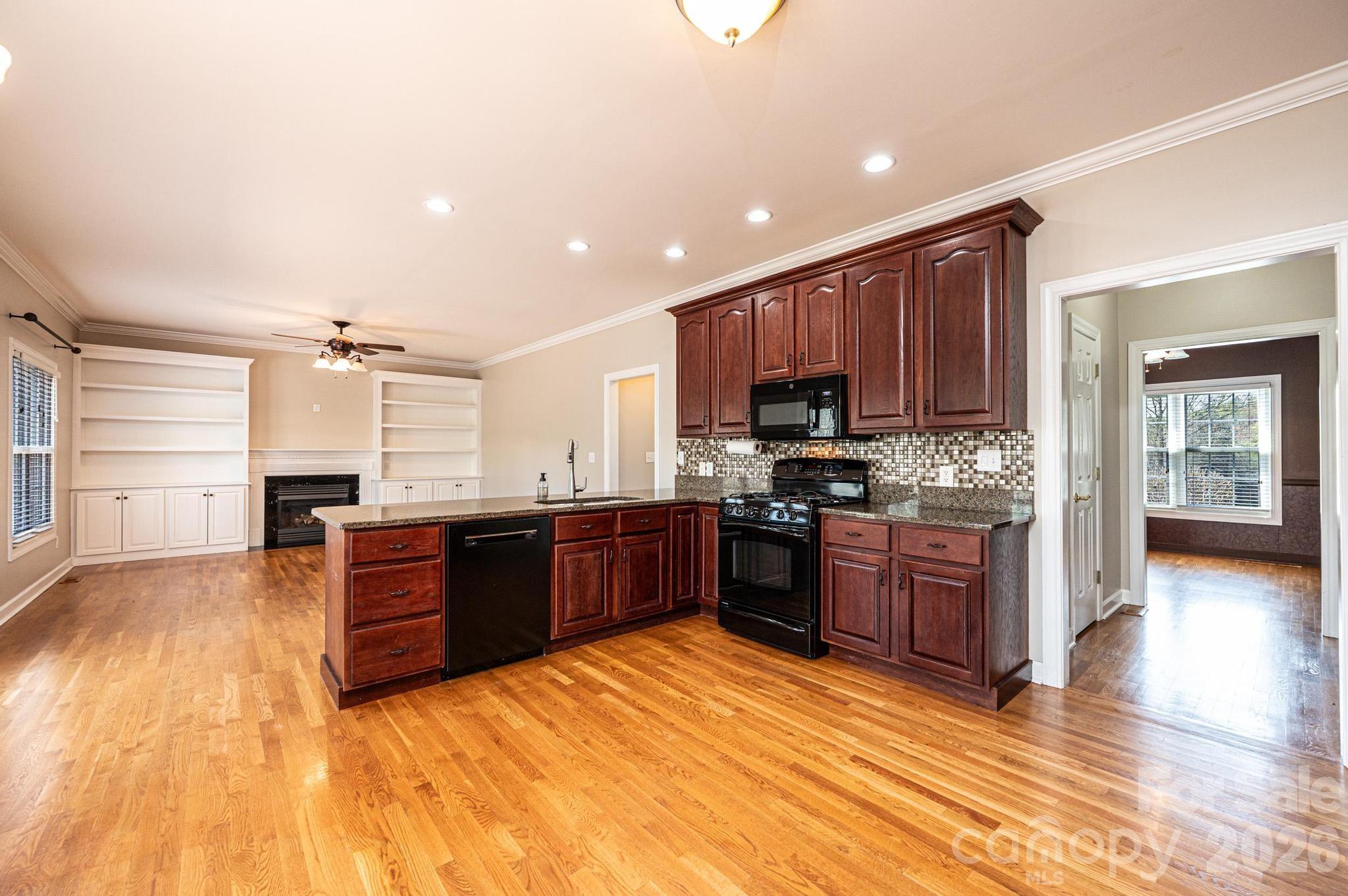 4726 Crystal Falls Avenue — Hickory