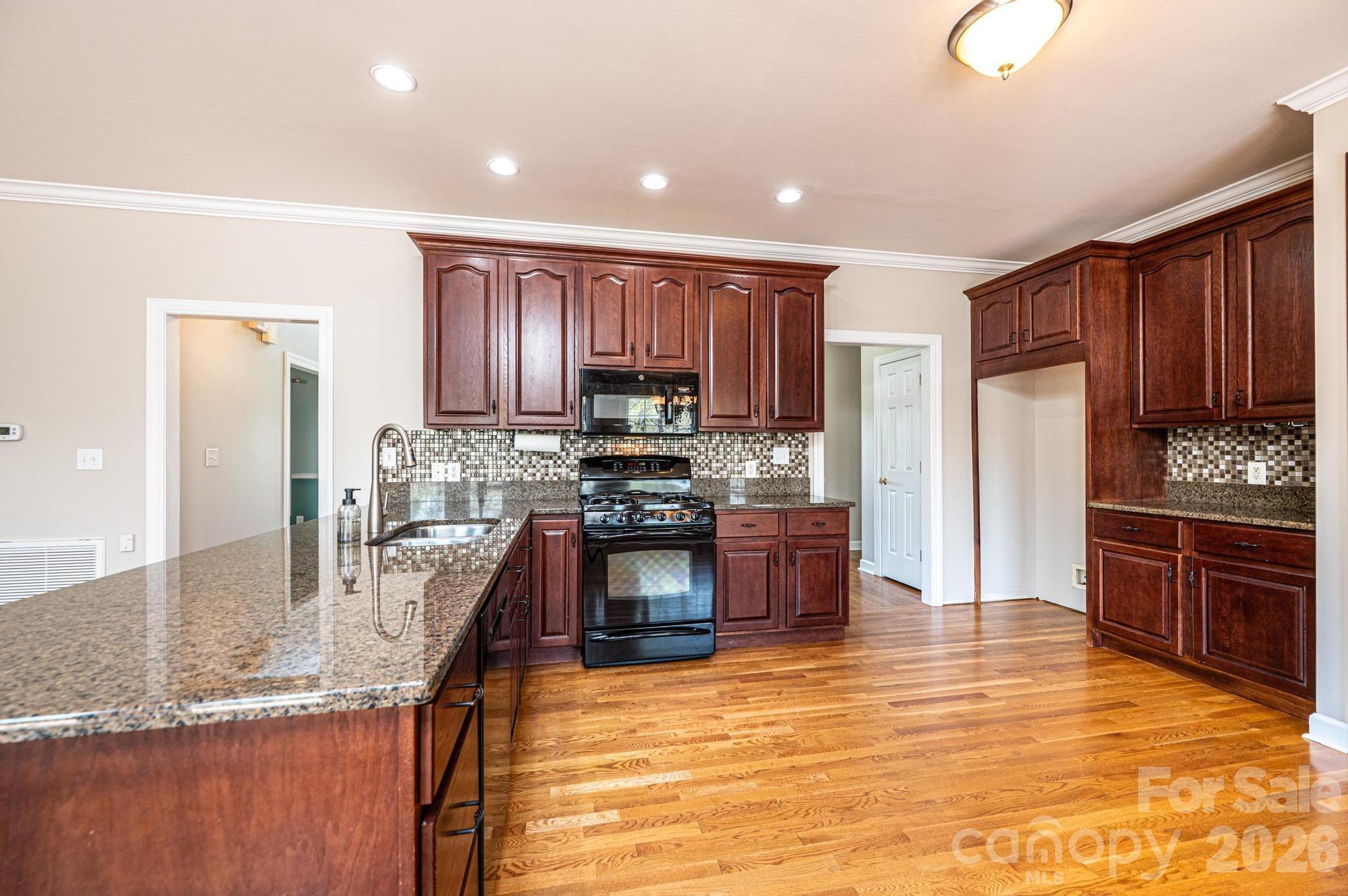 4726 Crystal Falls Avenue — Hickory