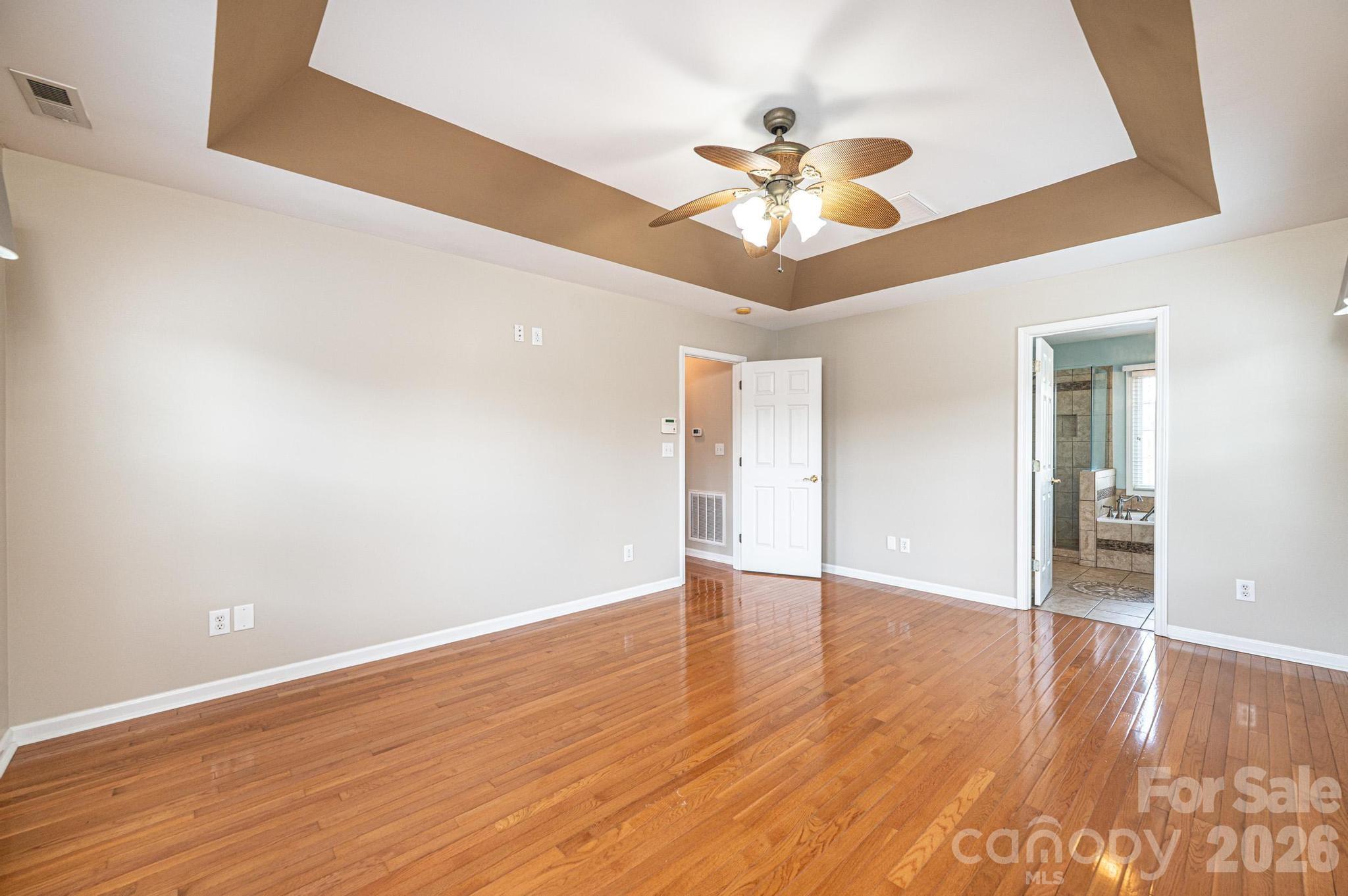 4726 Crystal Falls Avenue — Hickory