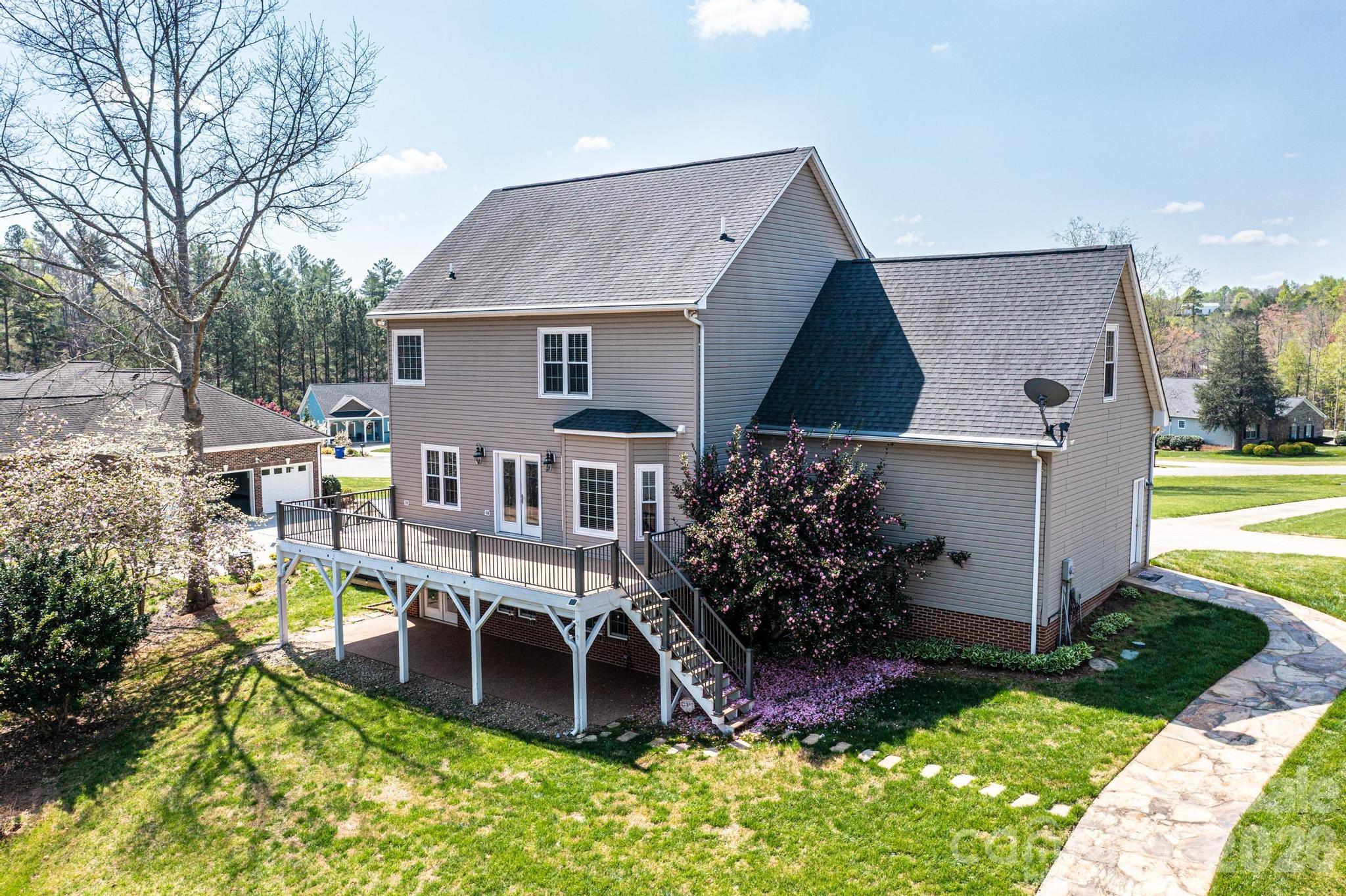 4726 Crystal Falls Avenue — Hickory