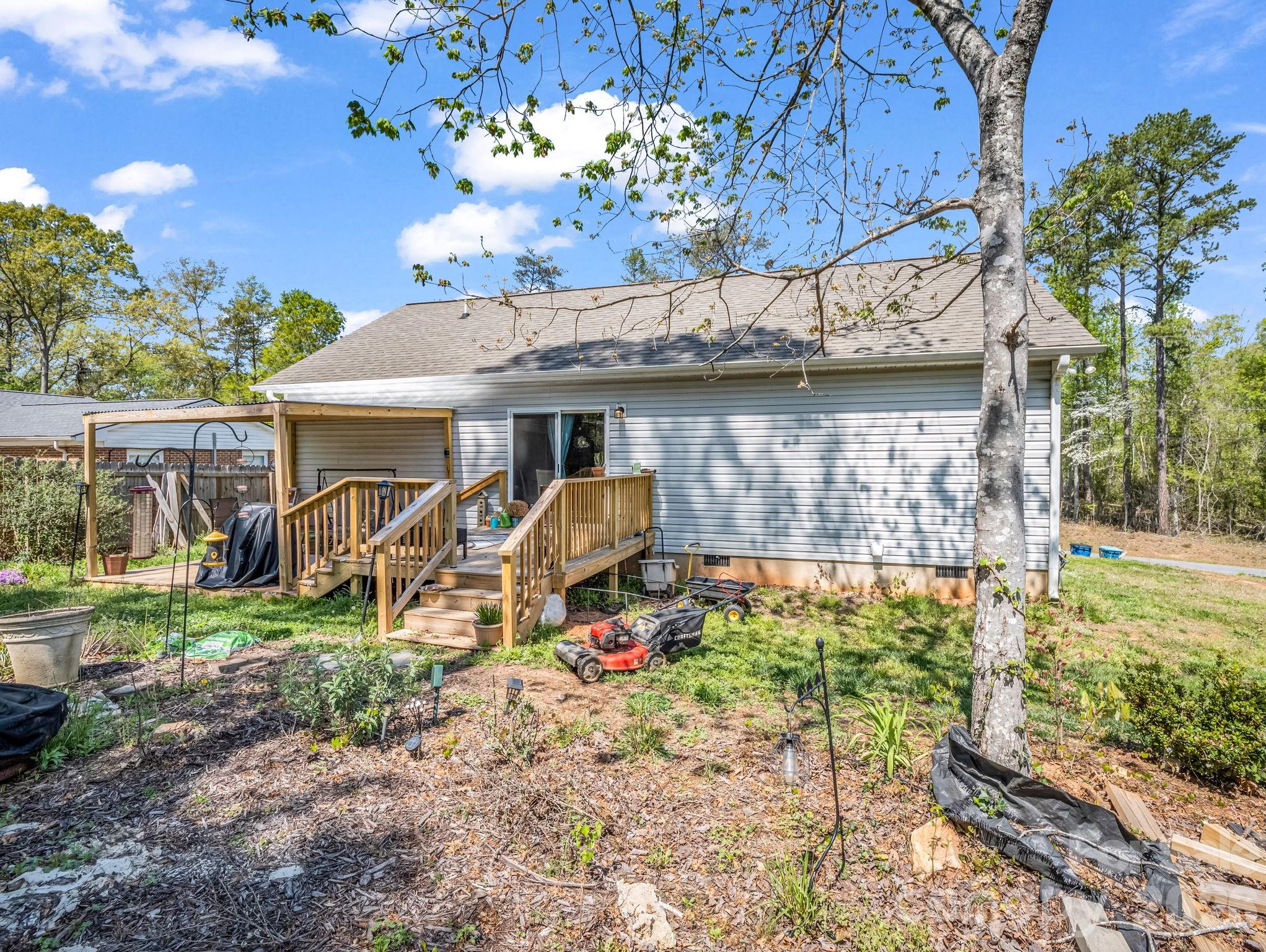 198 Parkland Drive — Forest City