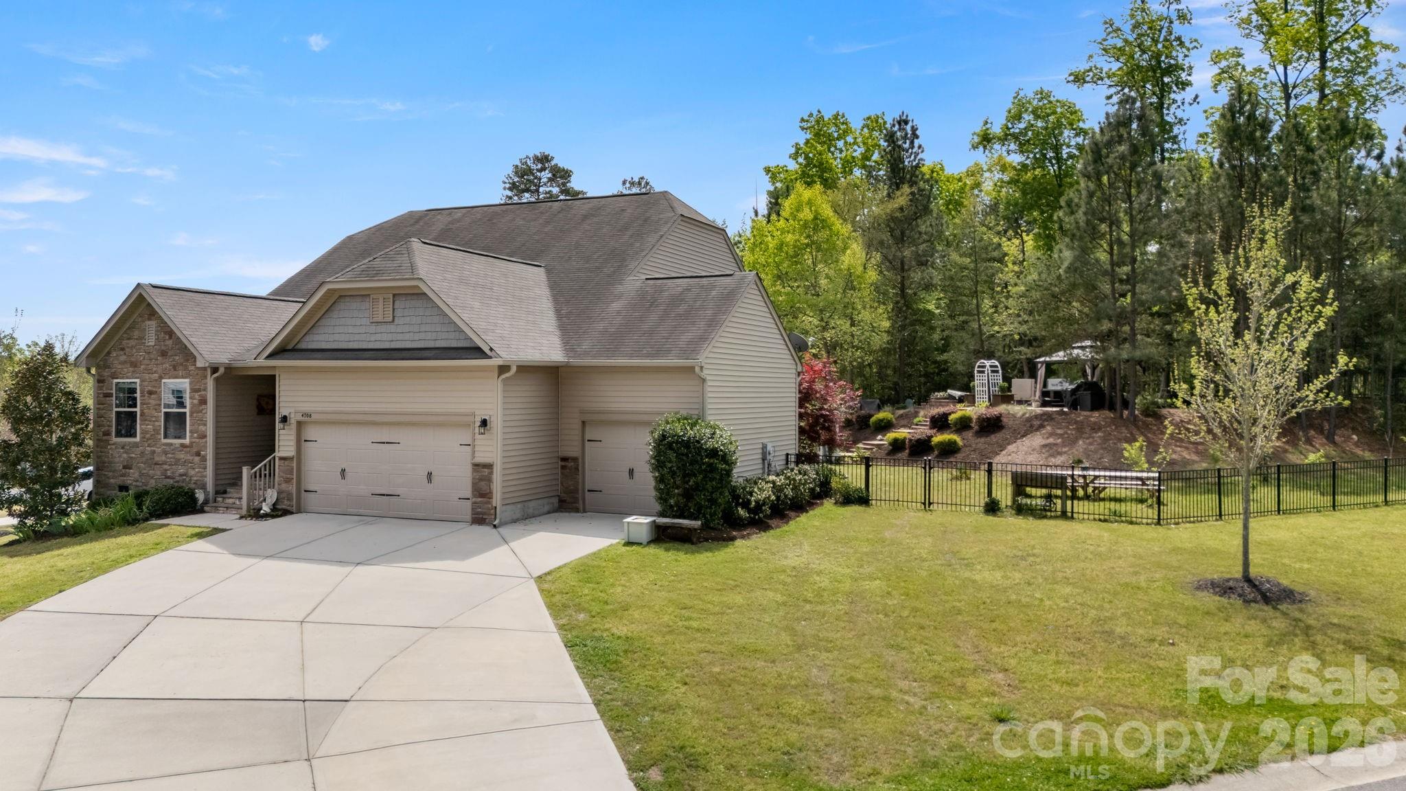 4708 Summerside Drive — Clover