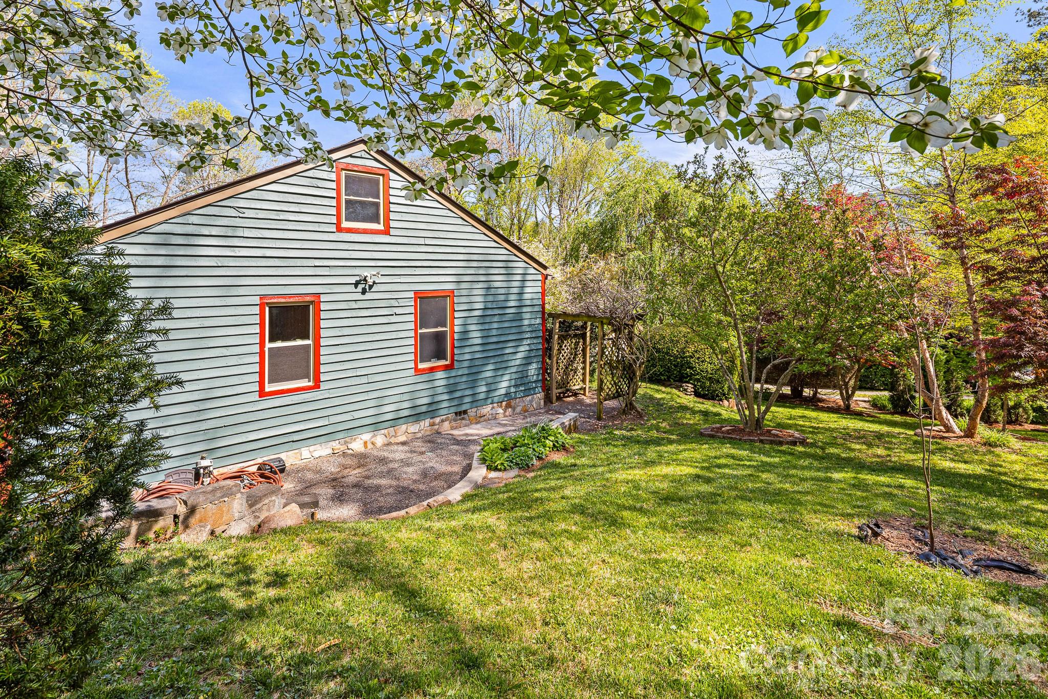 114 Walker Street — Black Mountain