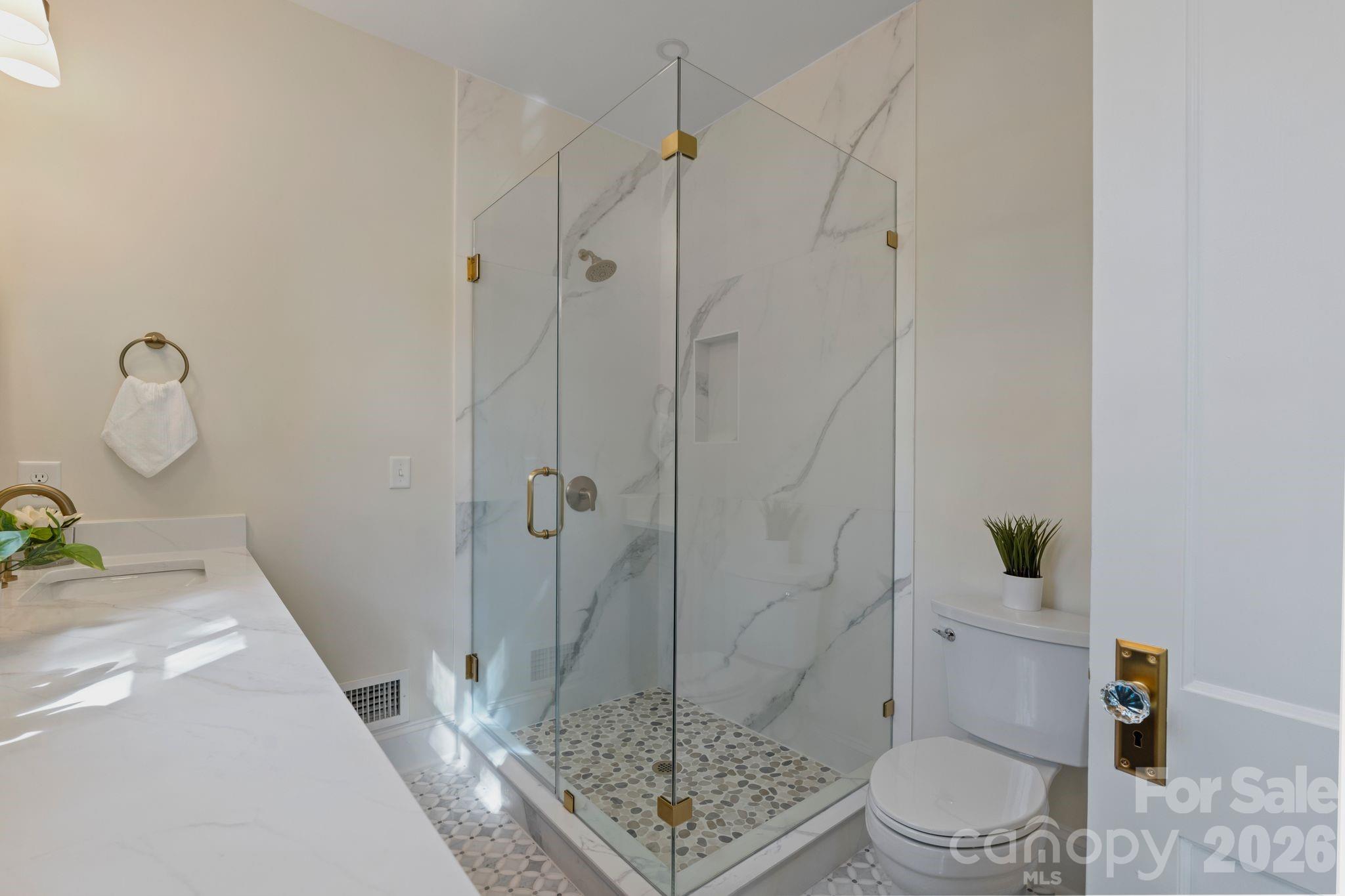 3114 N Center Street — Hickory