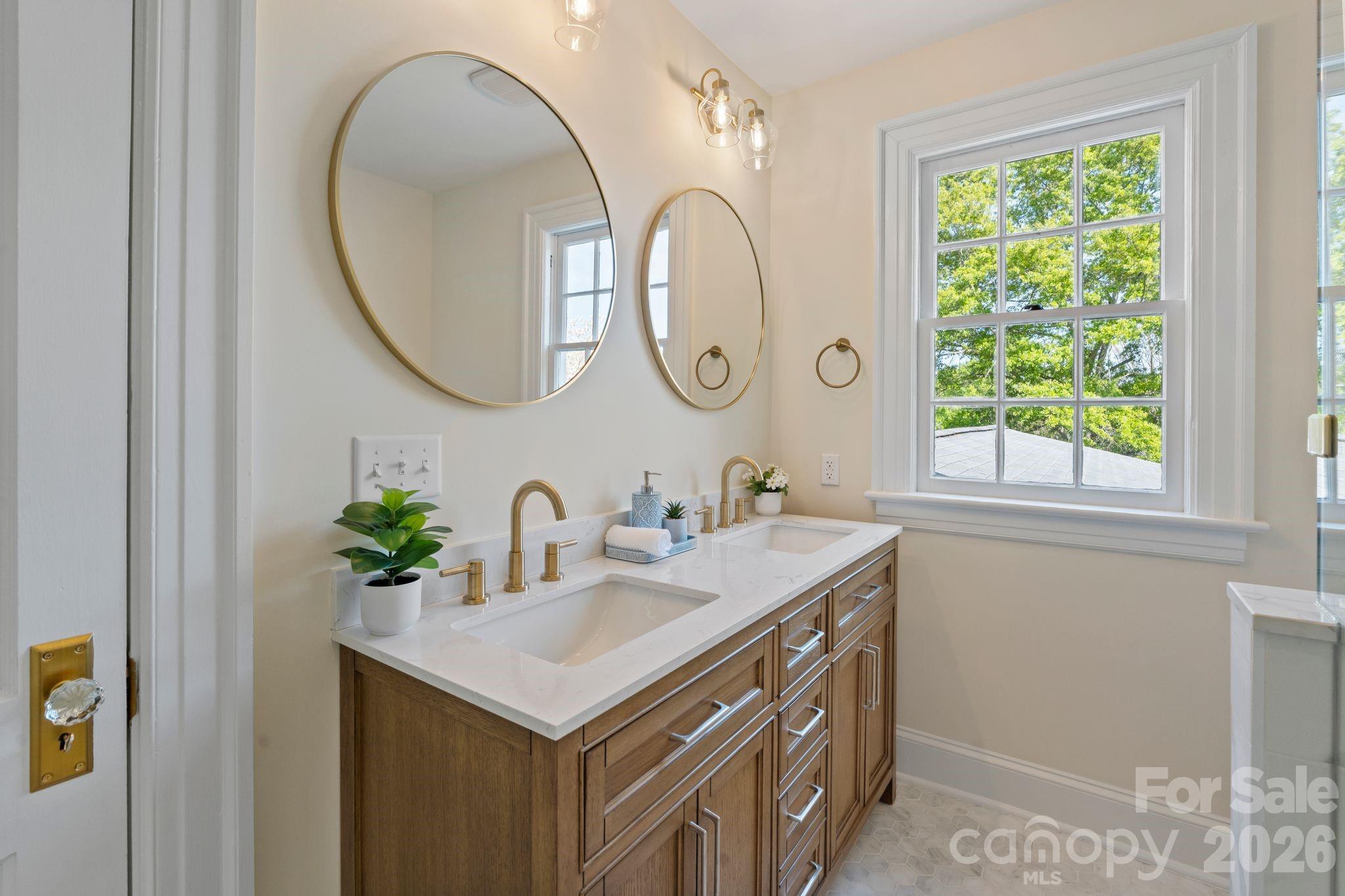 3114 N Center Street — Hickory