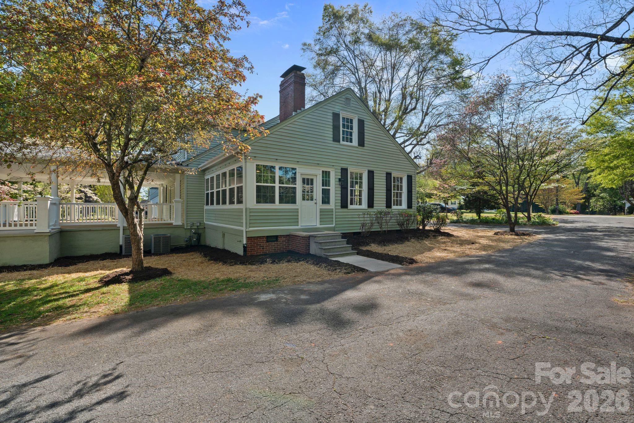 3114 N Center Street — Hickory