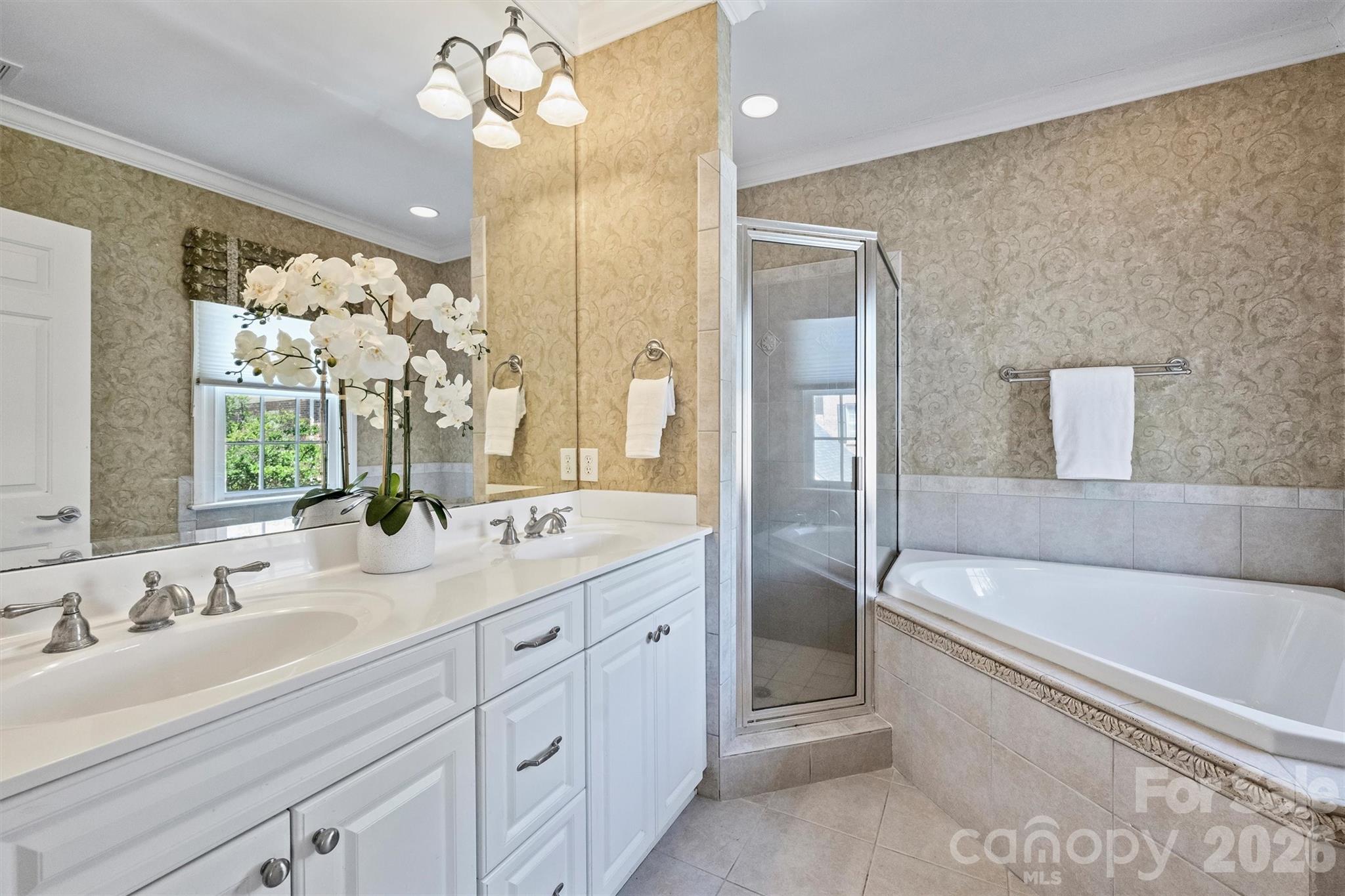 1115 S Kings Drive — Charlotte