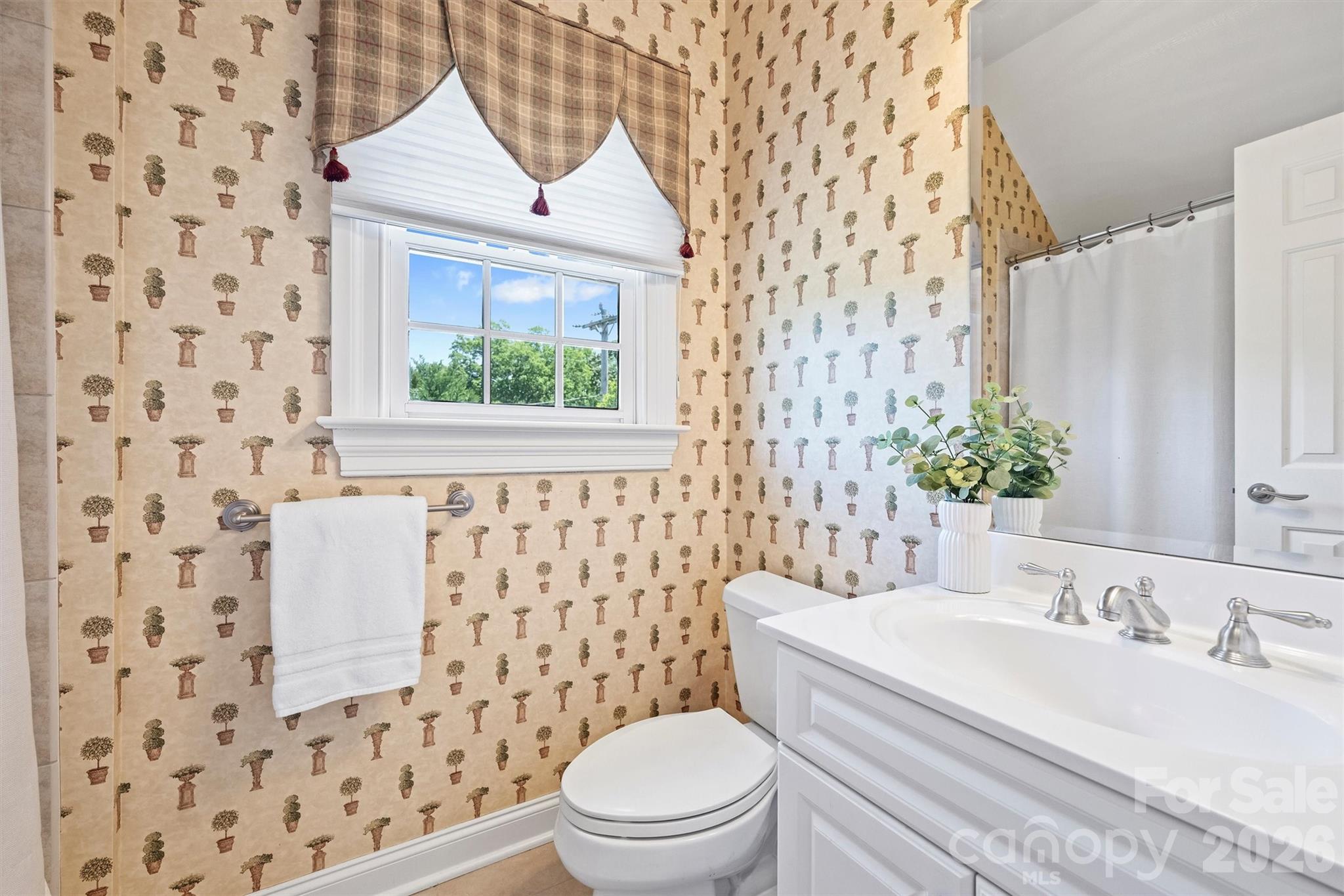 1115 S Kings Drive — Charlotte