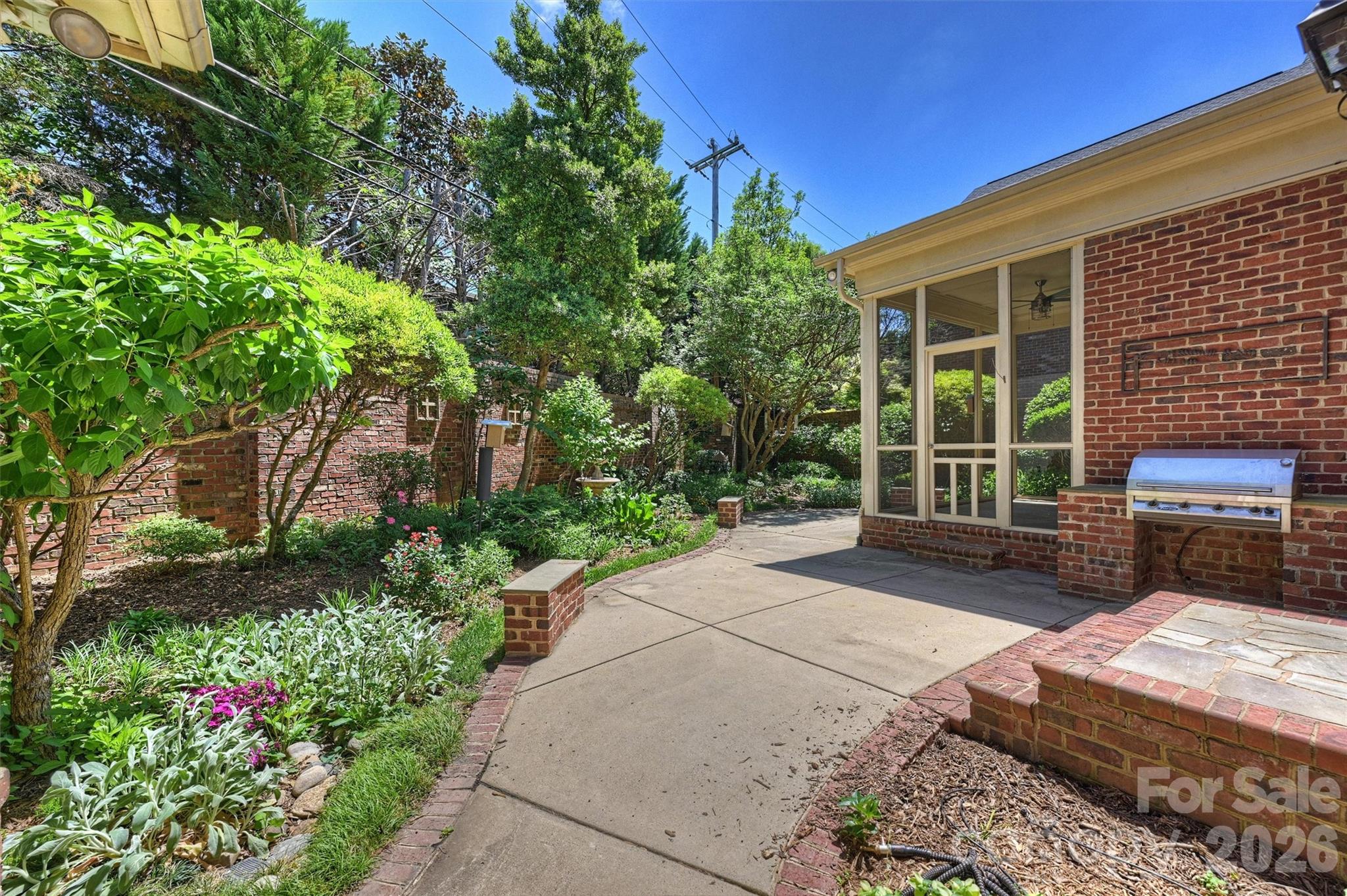 1115 S Kings Drive — Charlotte