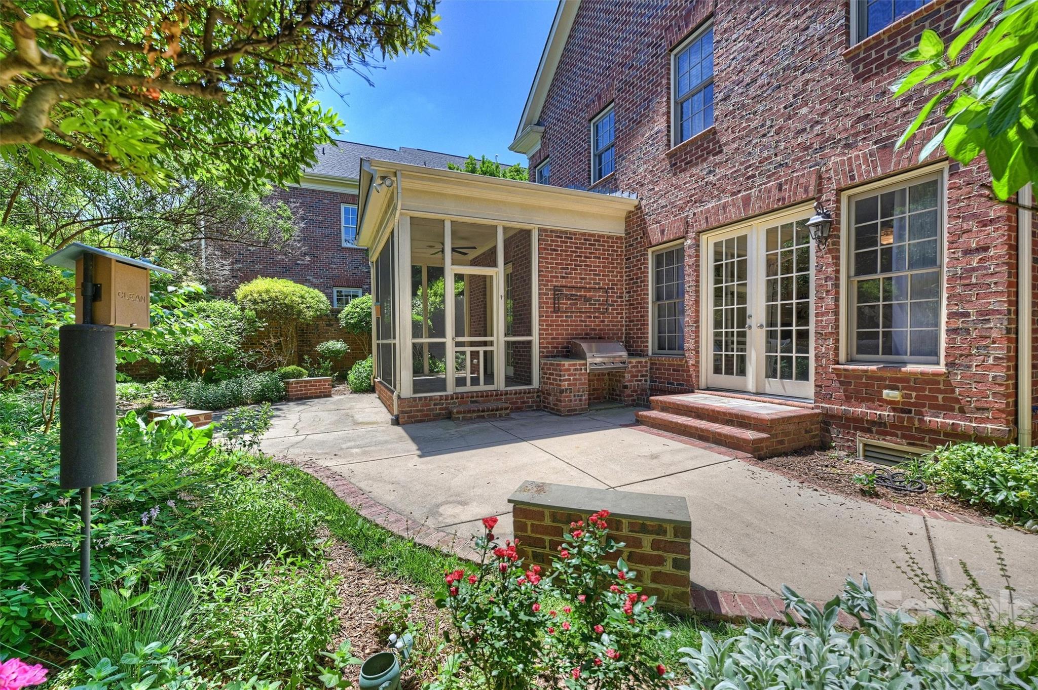 1115 S Kings Drive — Charlotte