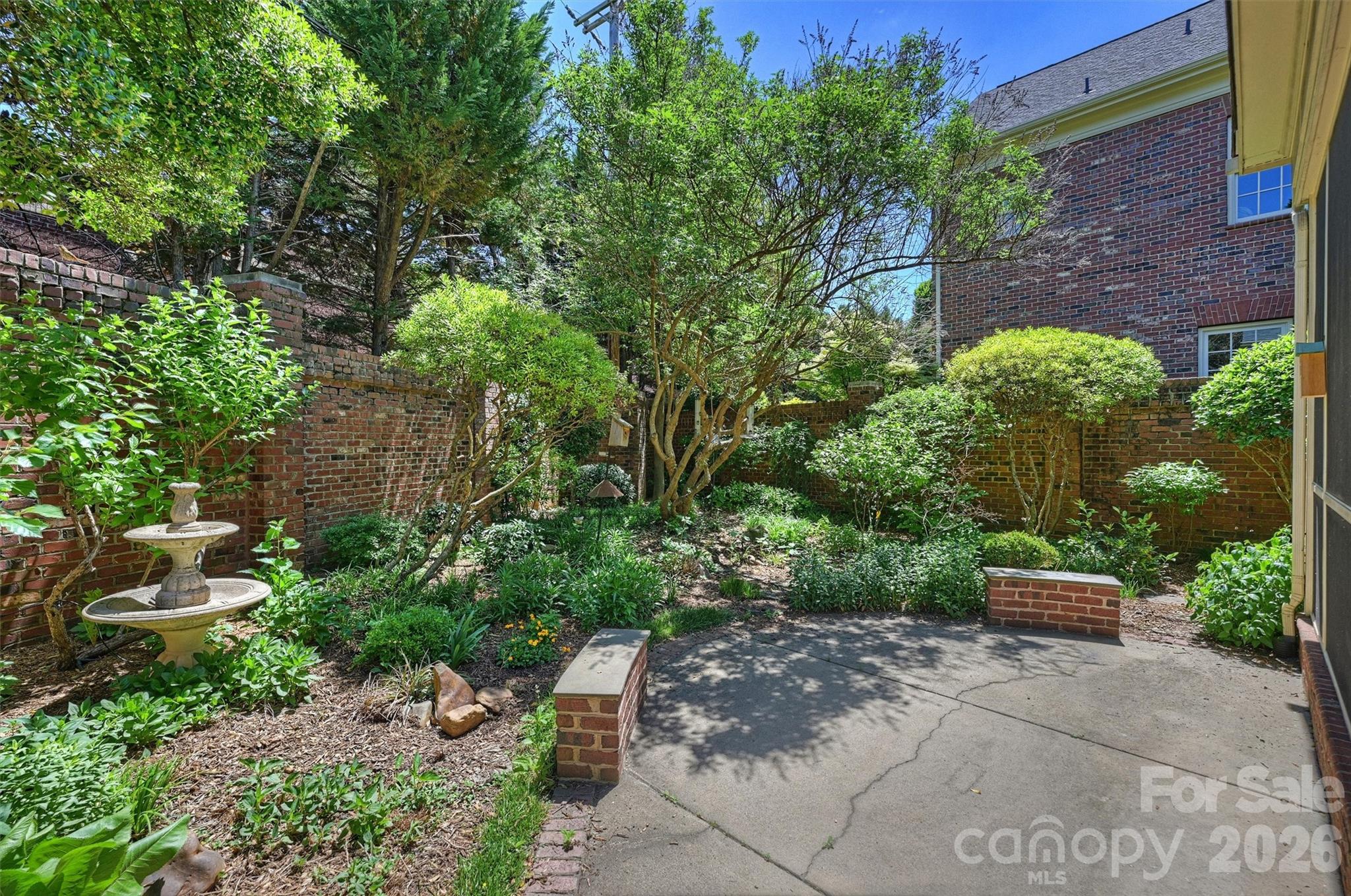 1115 S Kings Drive — Charlotte