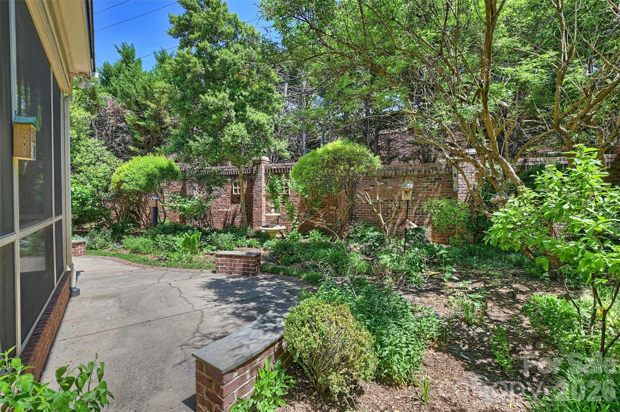 1115 S Kings Drive — Charlotte