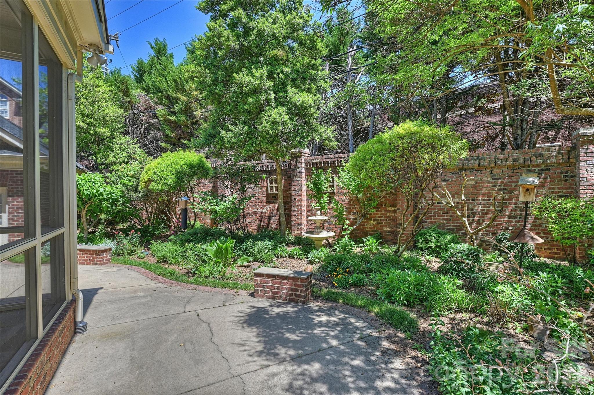 1115 S Kings Drive — Charlotte
