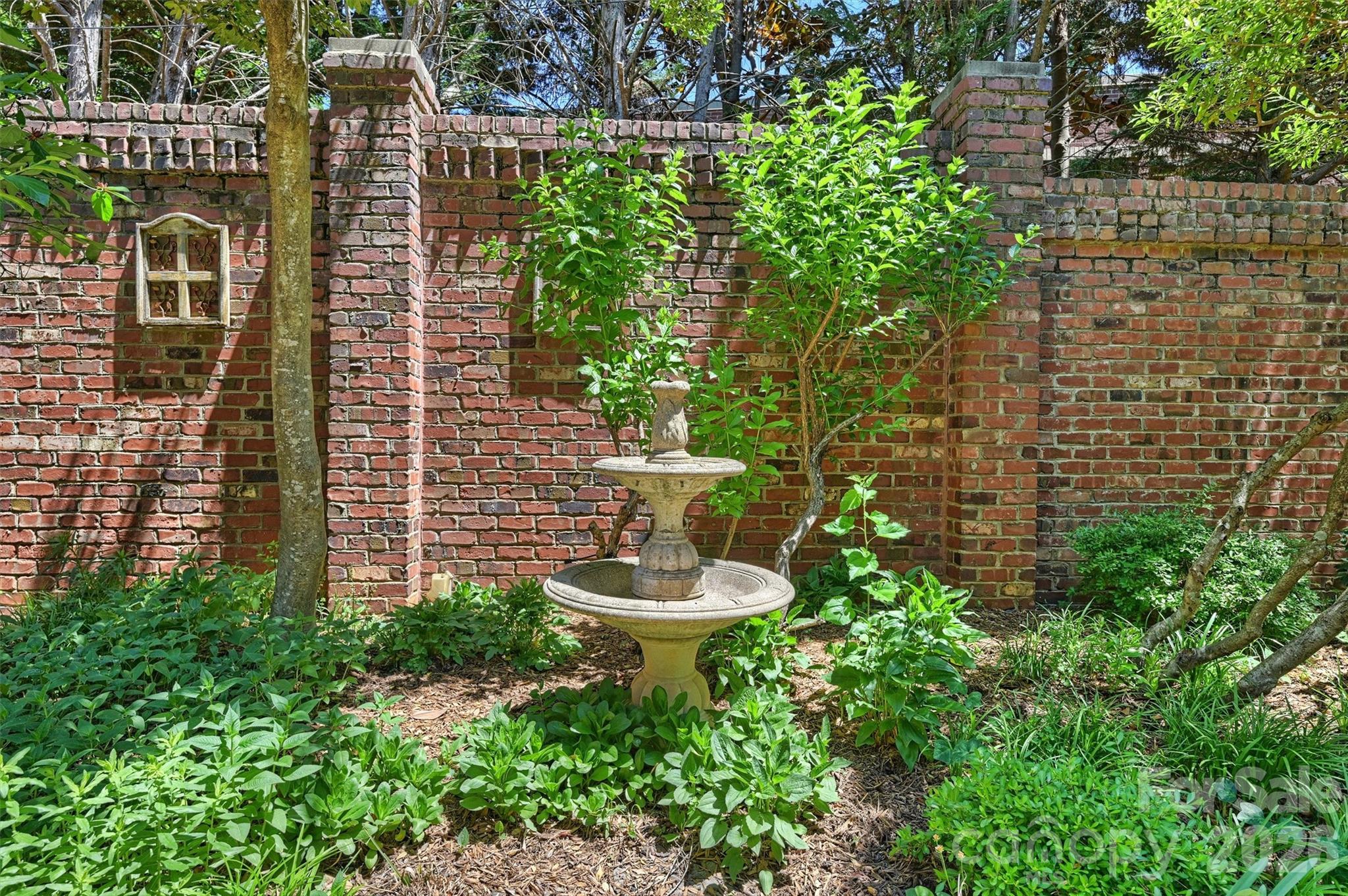 1115 S Kings Drive — Charlotte