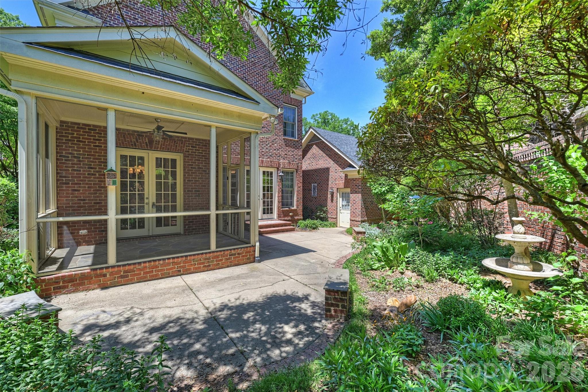 1115 S Kings Drive — Charlotte
