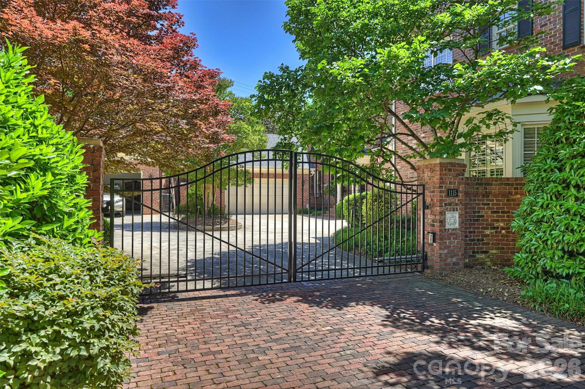 1115 S Kings Drive — Charlotte