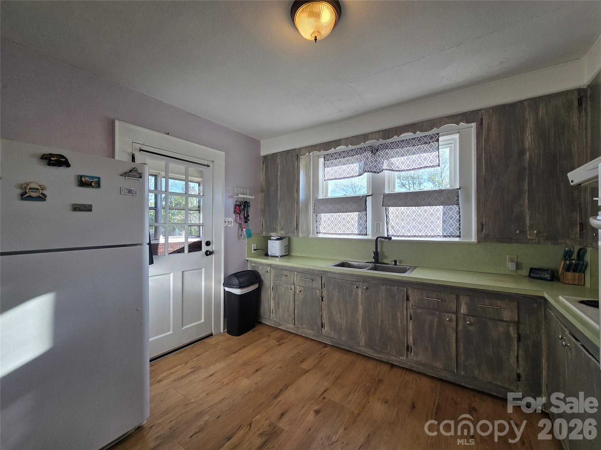 4207 Section House Road — Hickory