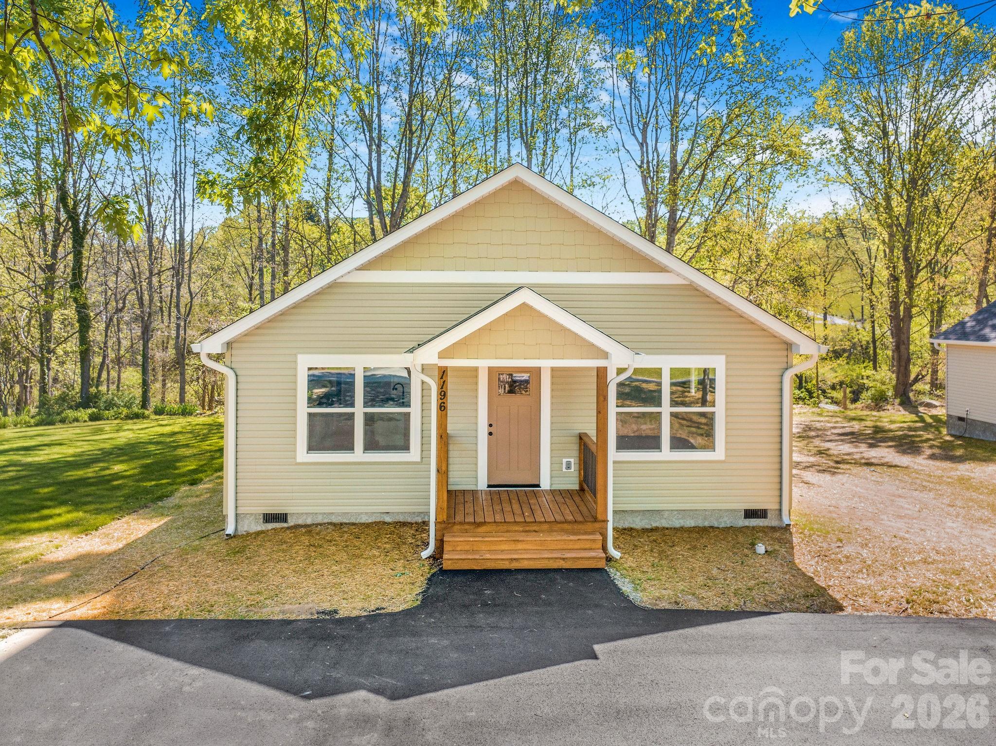 1196 Crabtree Road — Waynesville