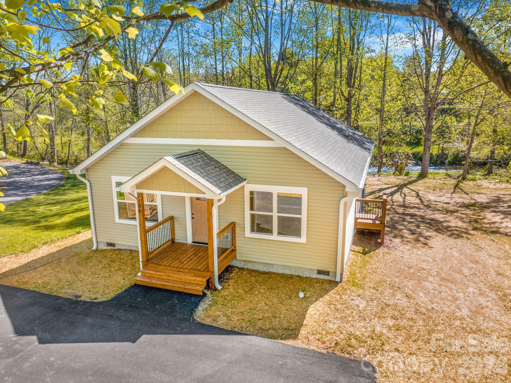 1196 Crabtree Road — Waynesville