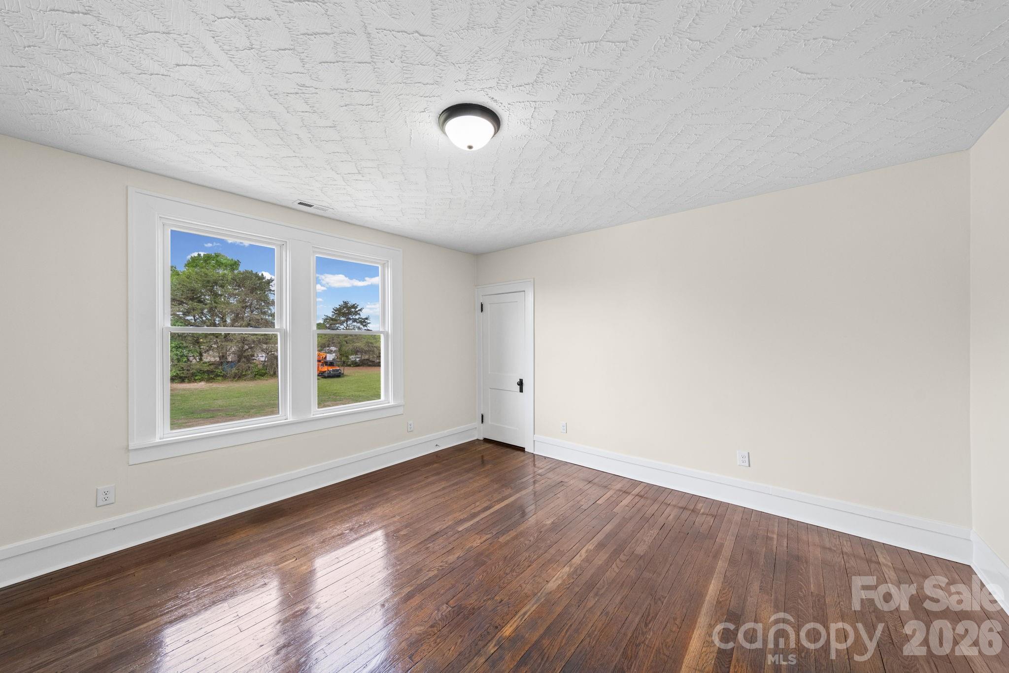 511 W Passaic Street — Peachland