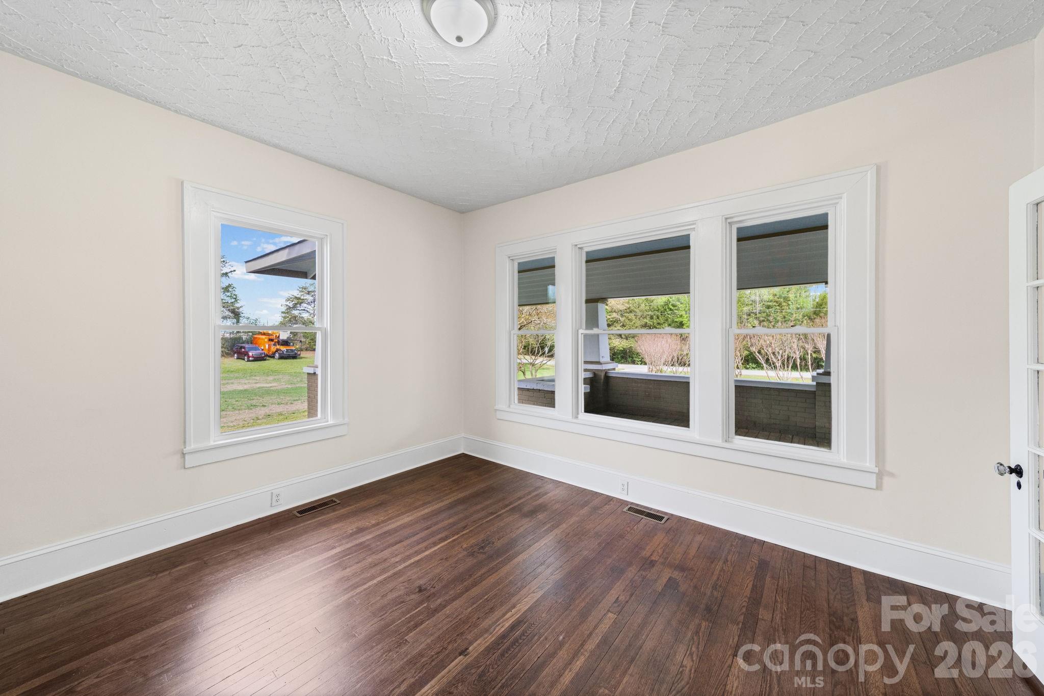 511 W Passaic Street — Peachland