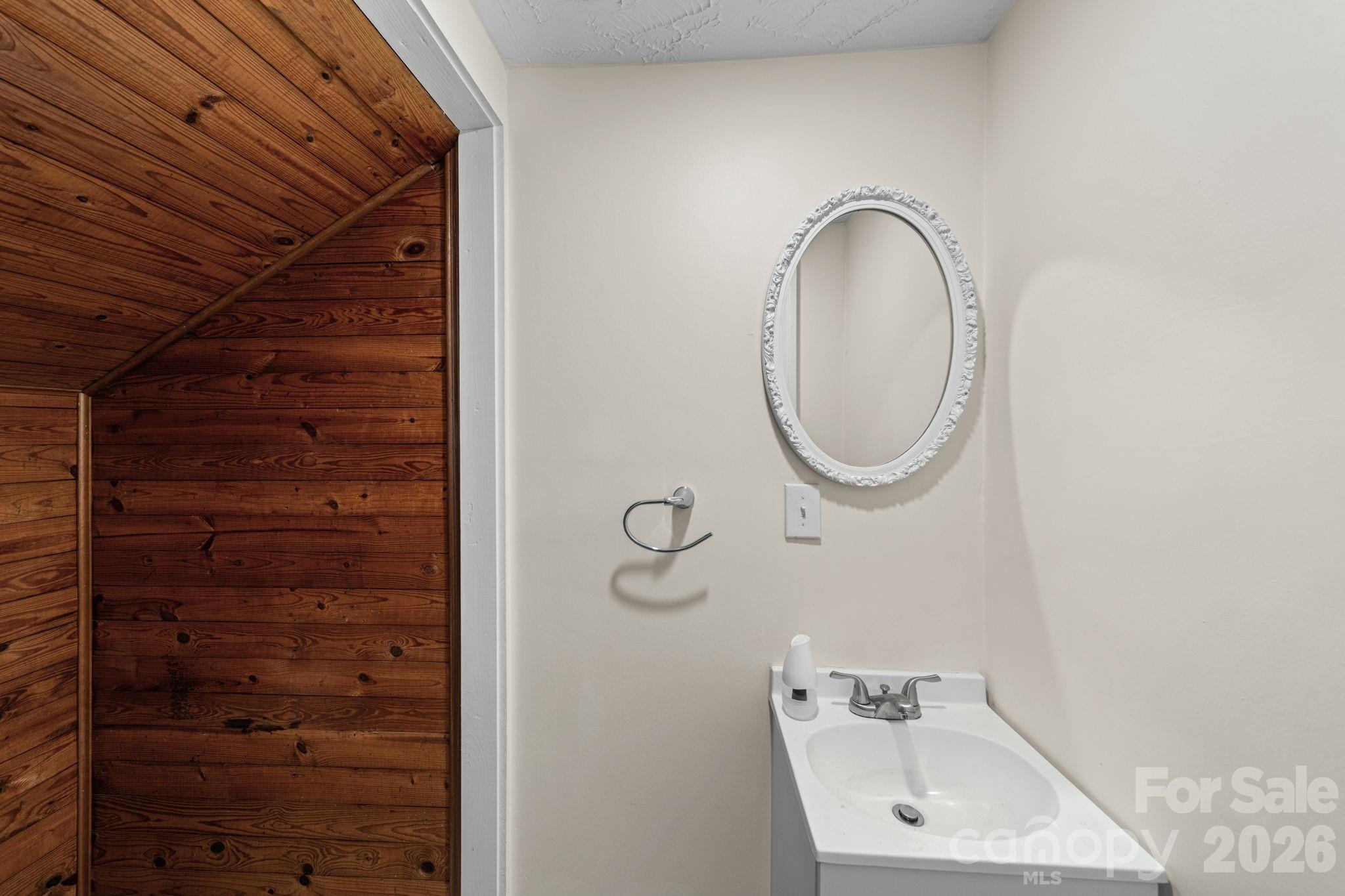 511 W Passaic Street — Peachland