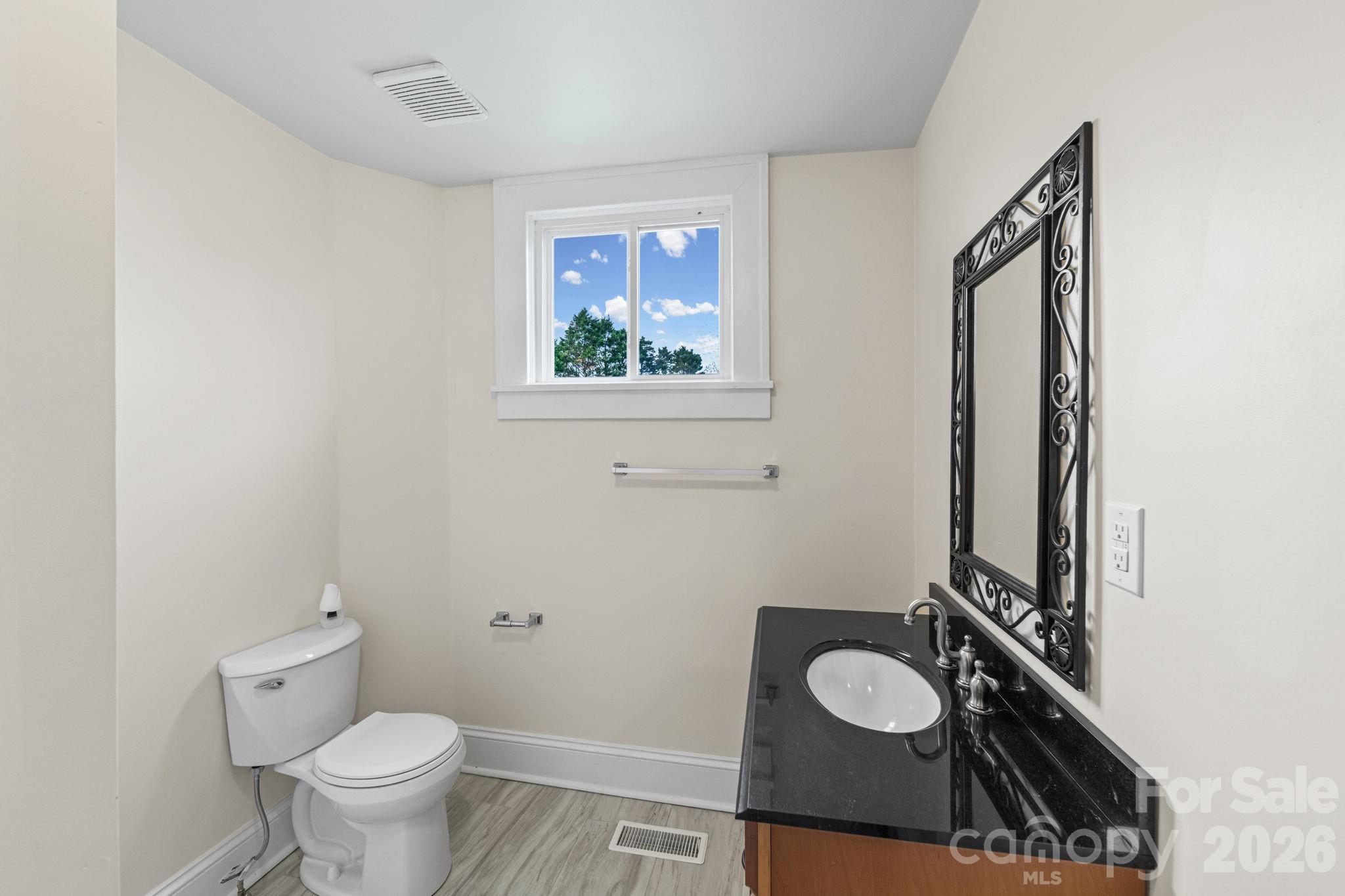 511 W Passaic Street — Peachland