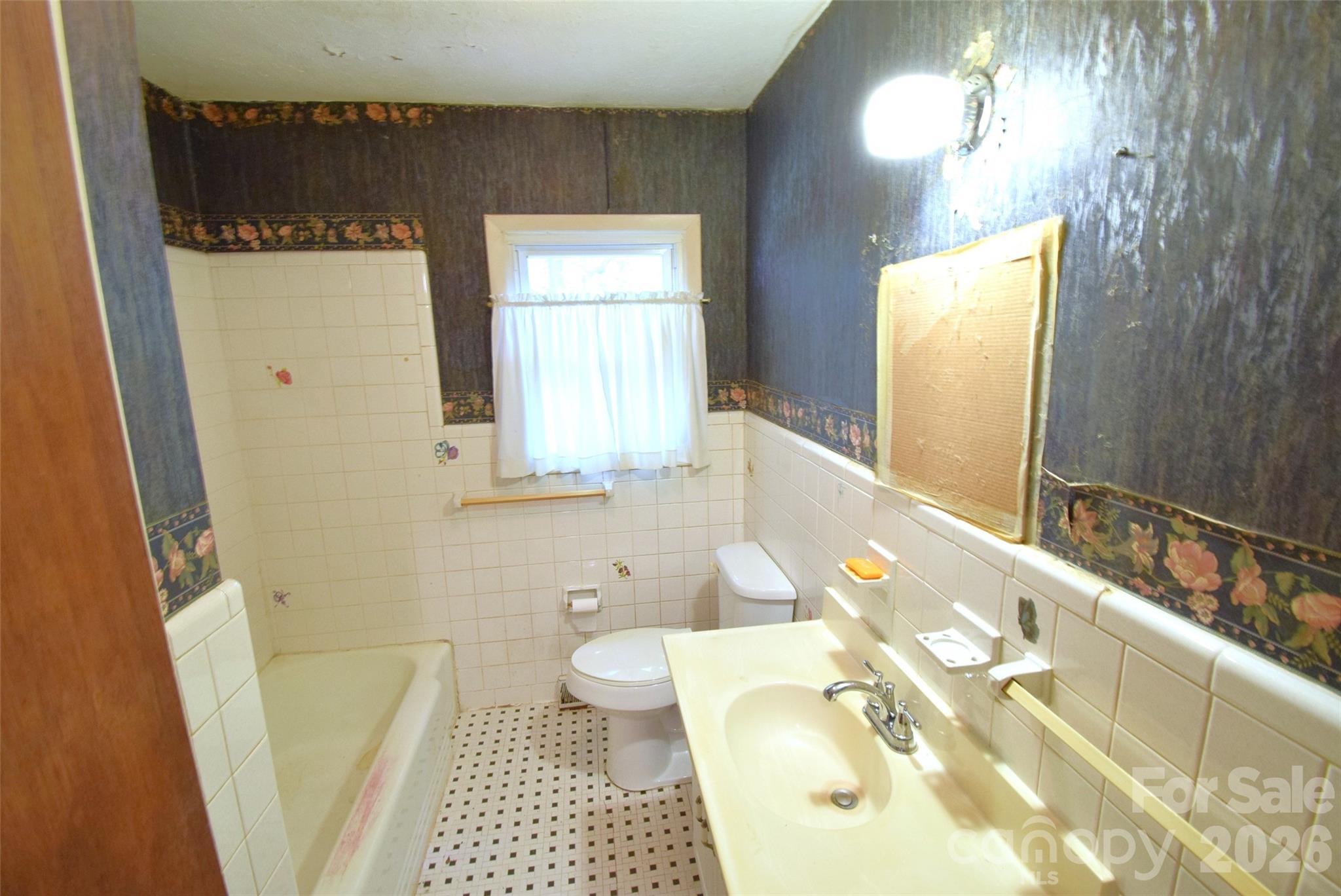 502 W Henry Street — Belmont