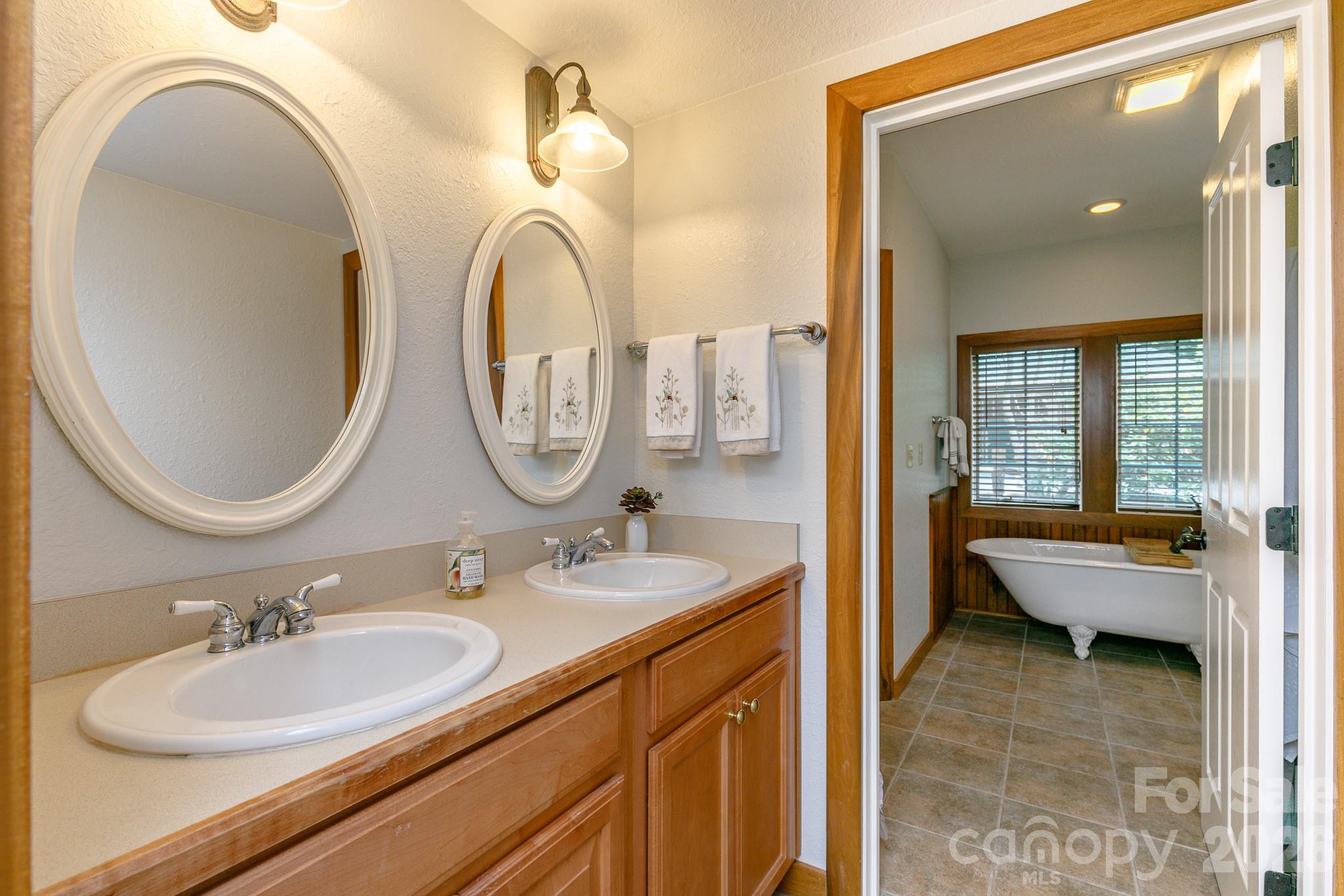 222 Creekside Way #D/202 — Burnsville