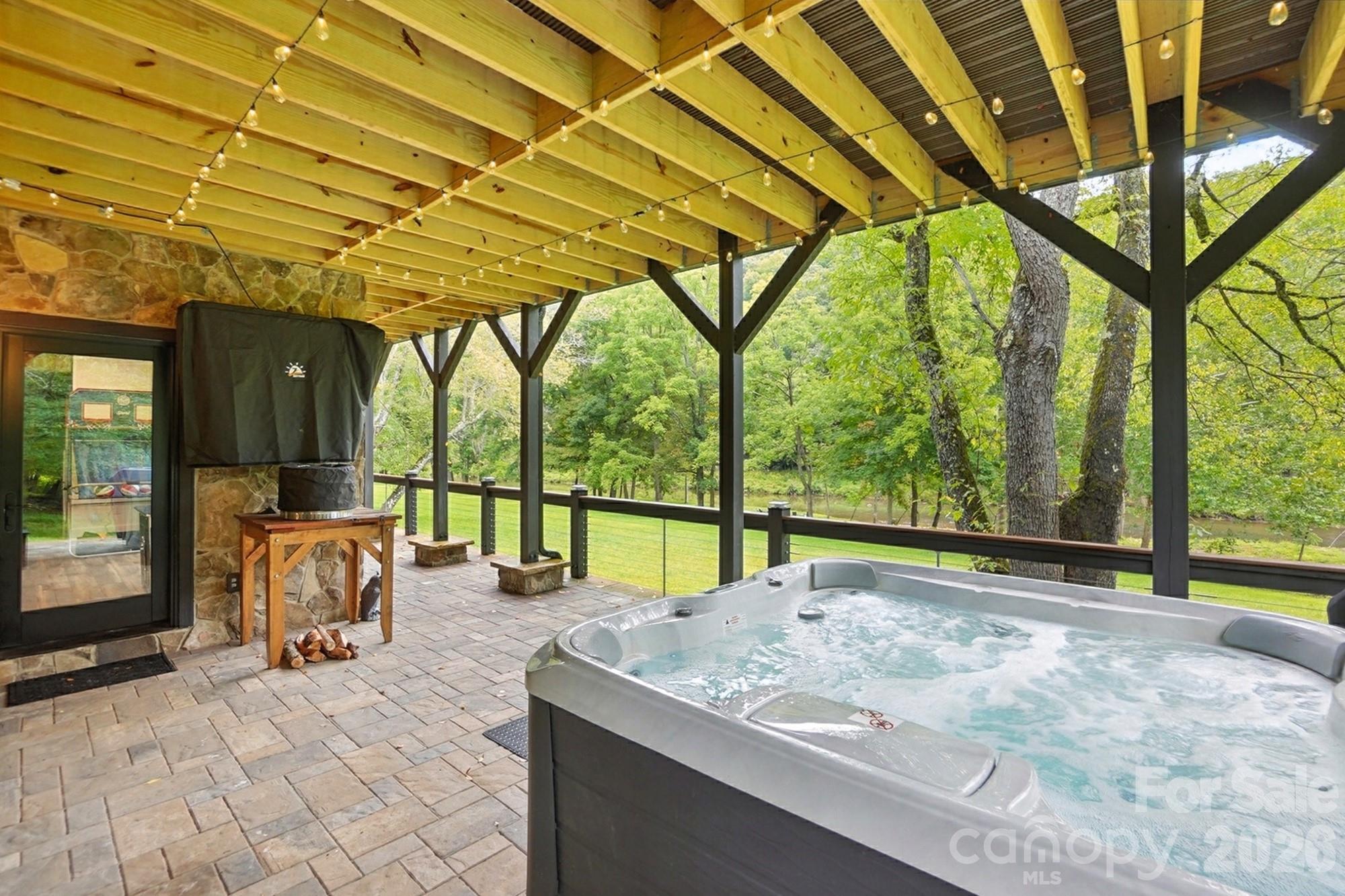 727 Riverwind Drive — Lansing