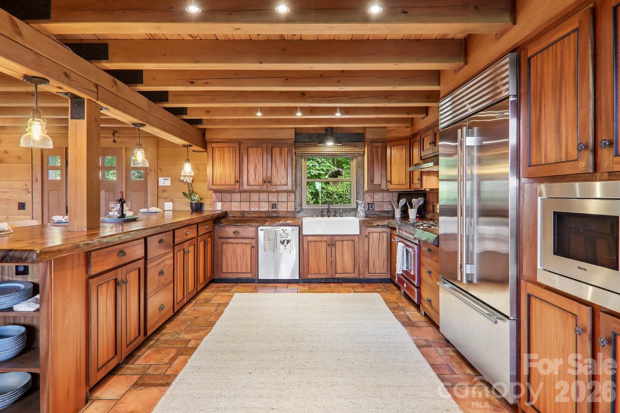 1072 Corsica Lane — Saluda
