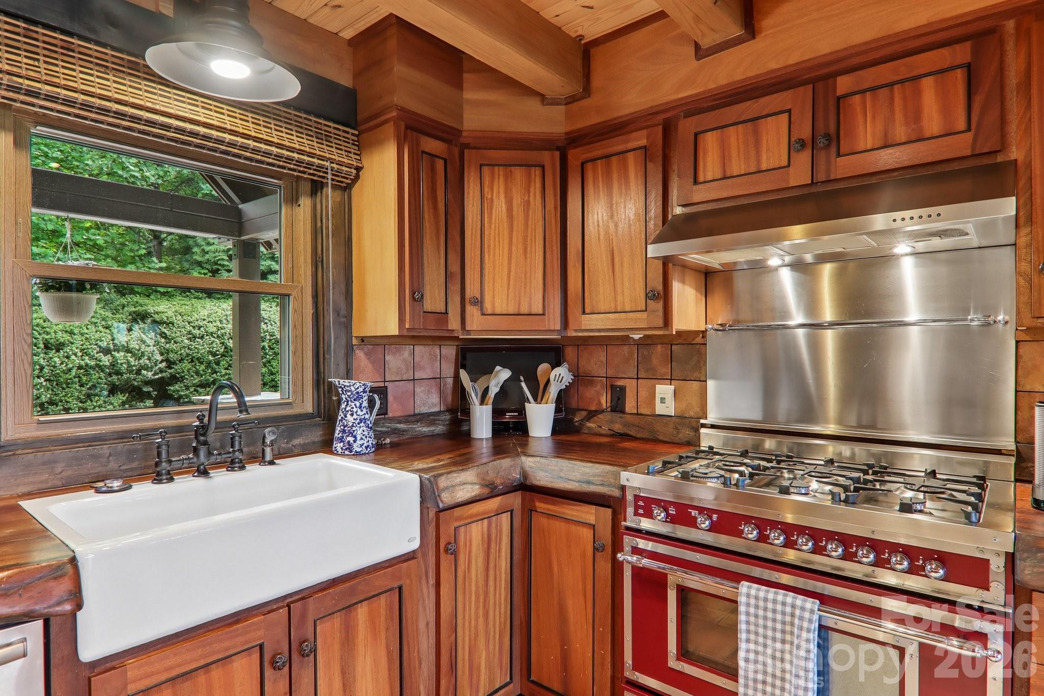 1072 Corsica Lane — Saluda