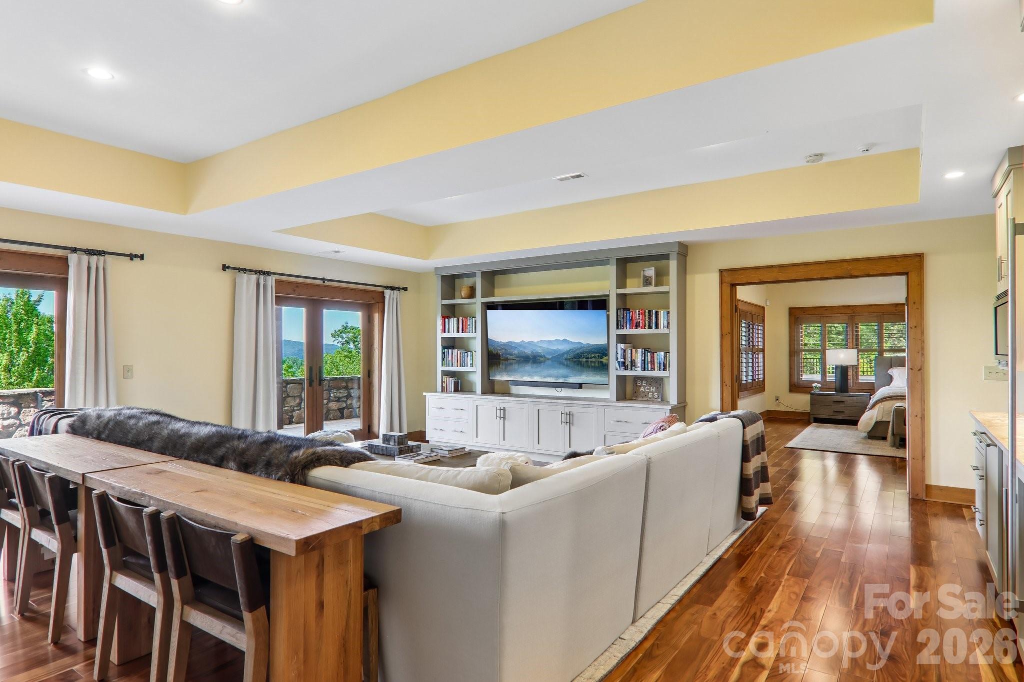 1072 Corsica Lane — Saluda