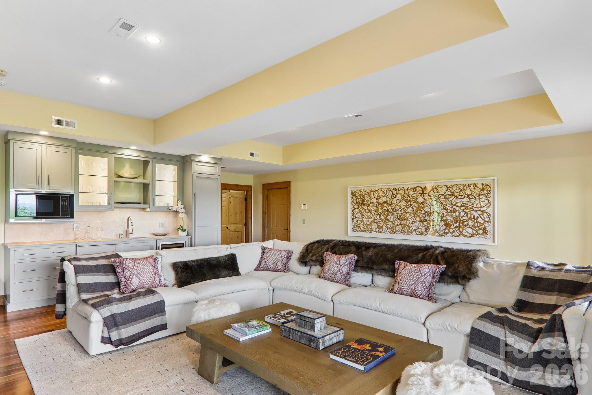 1072 Corsica Lane — Saluda